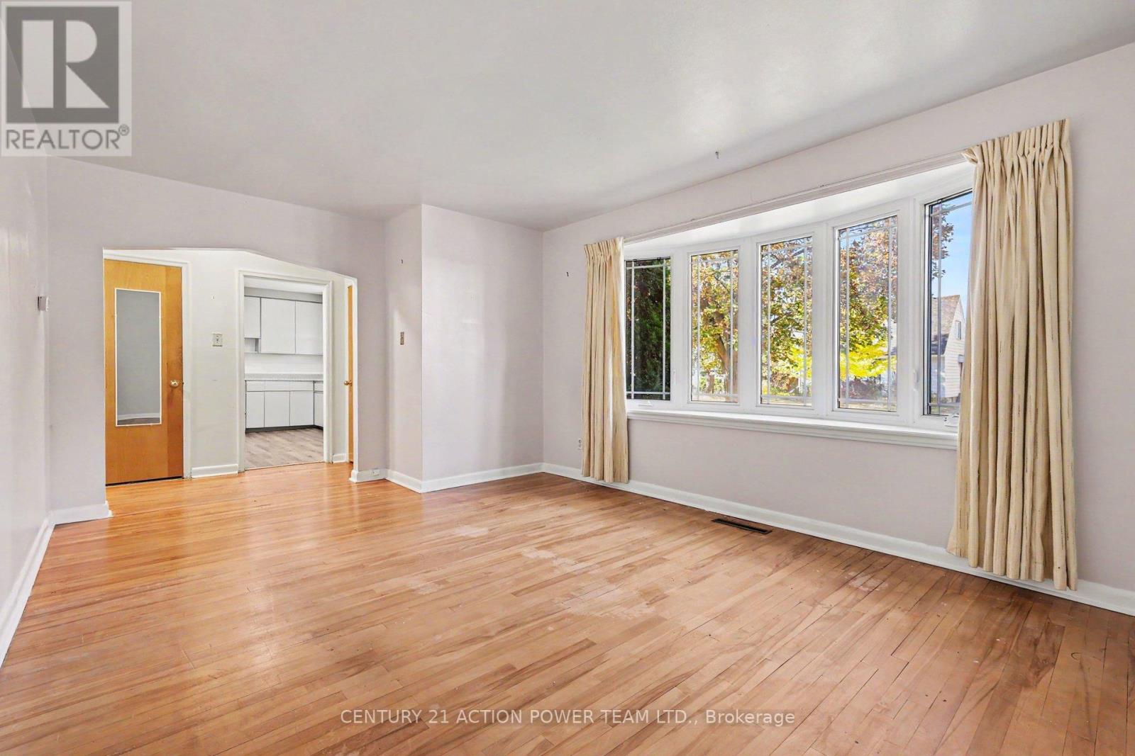 1821 Haig Drive W Property Photo 4
