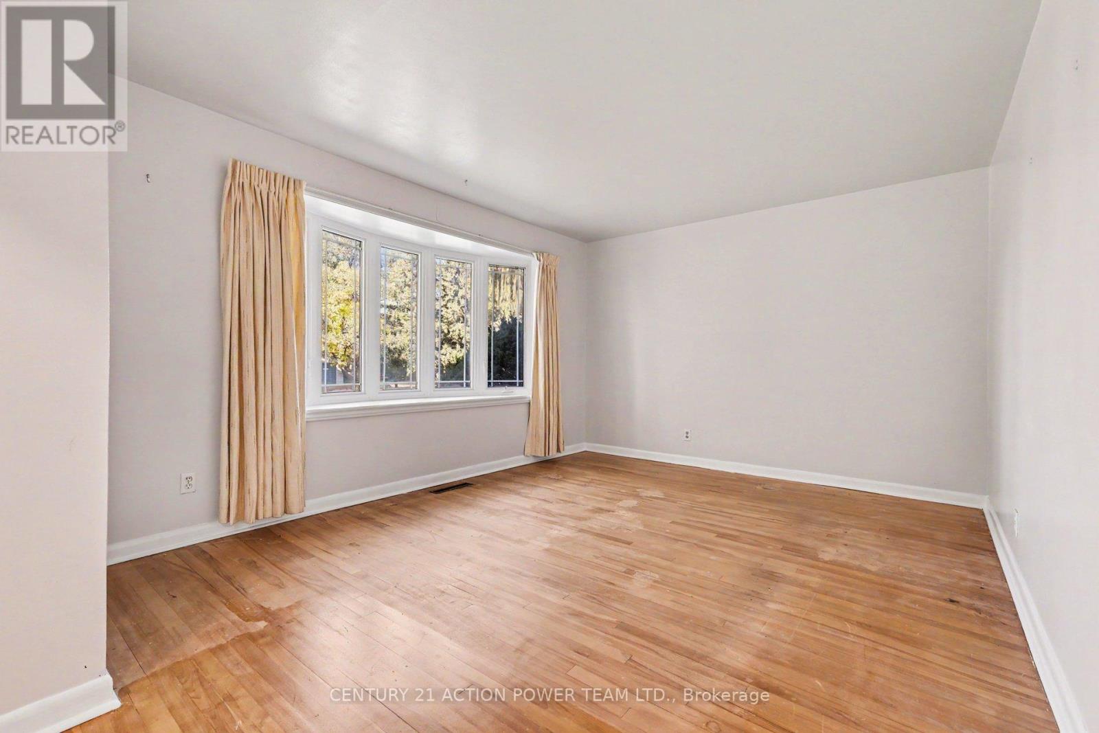 1821 Haig Drive W Property Photo 5