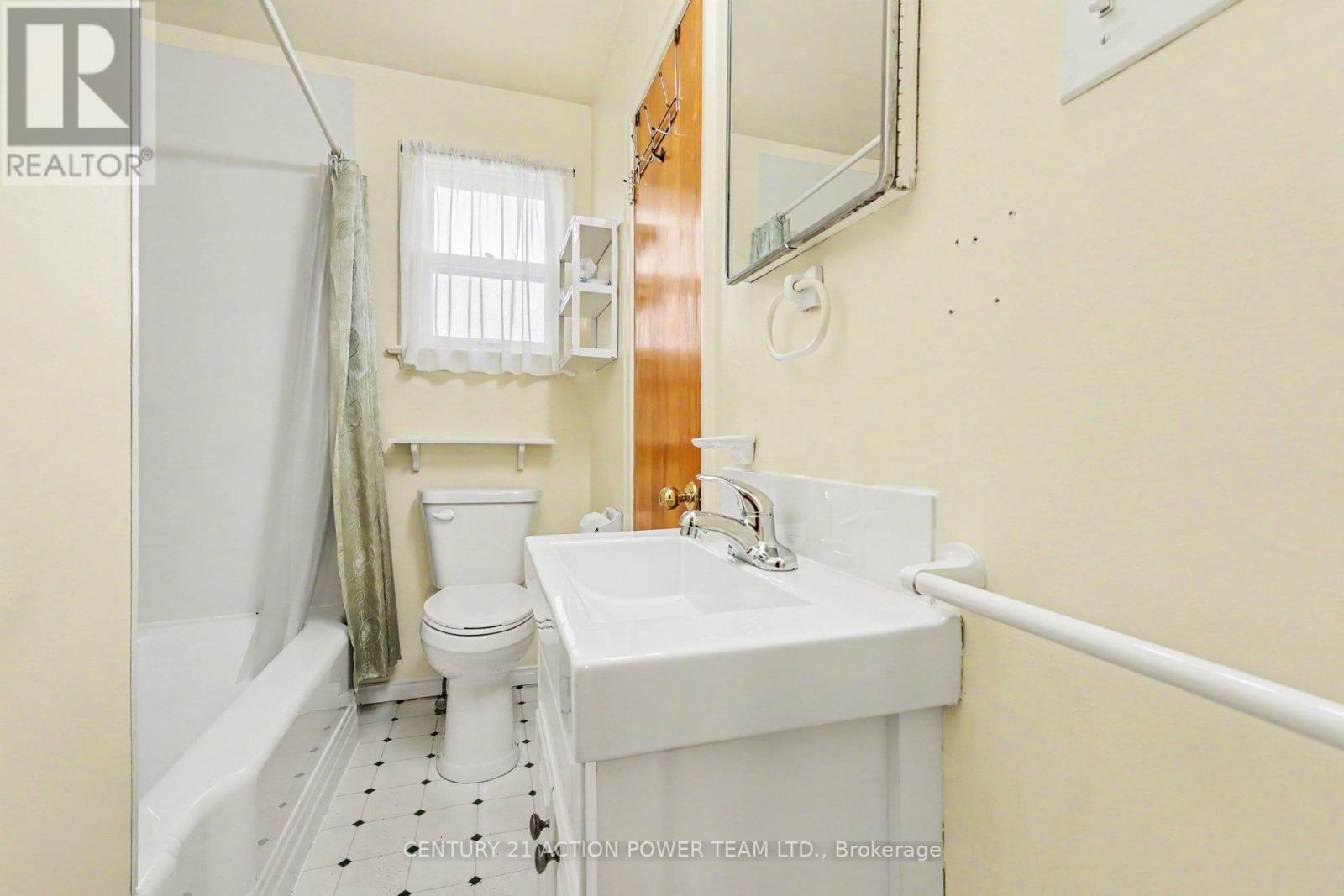 1821 Haig Drive W Property Photo 6