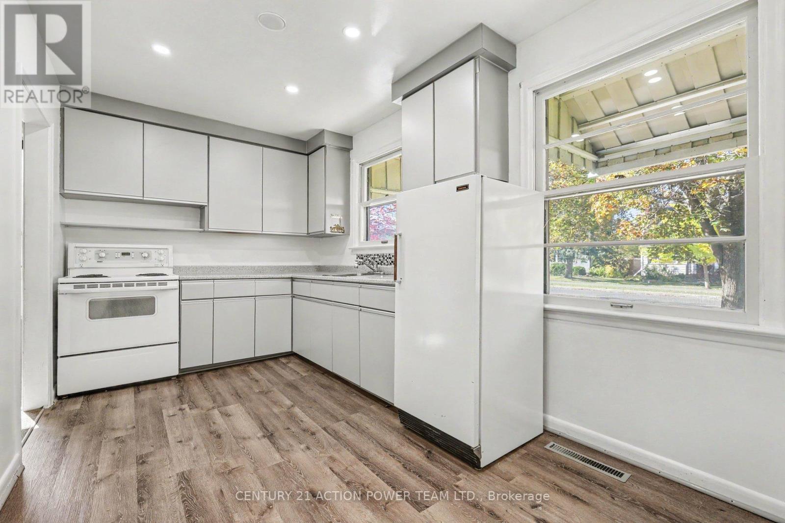 1821 Haig Drive W Property Photo 8