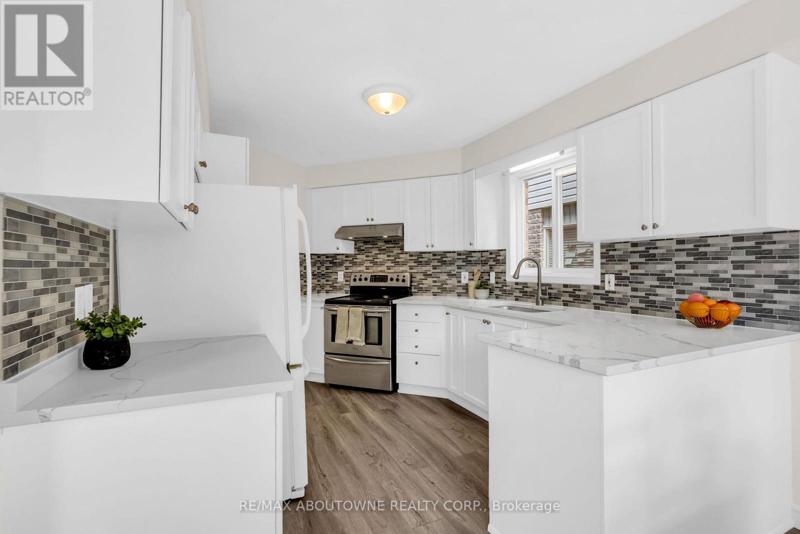 87 Houghton Street Property Photo 11
