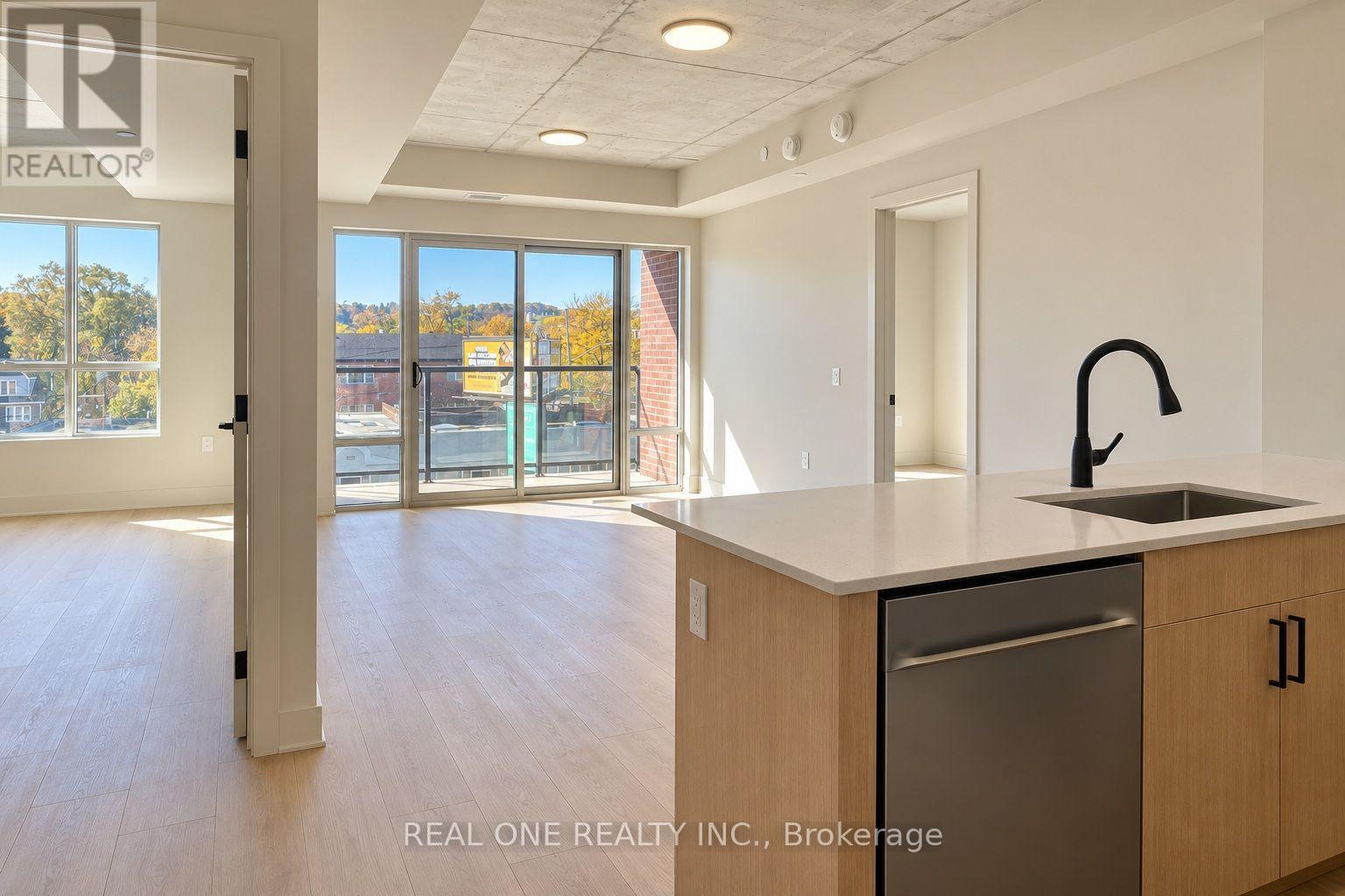 413 - 810 King Street W Property Photo 7