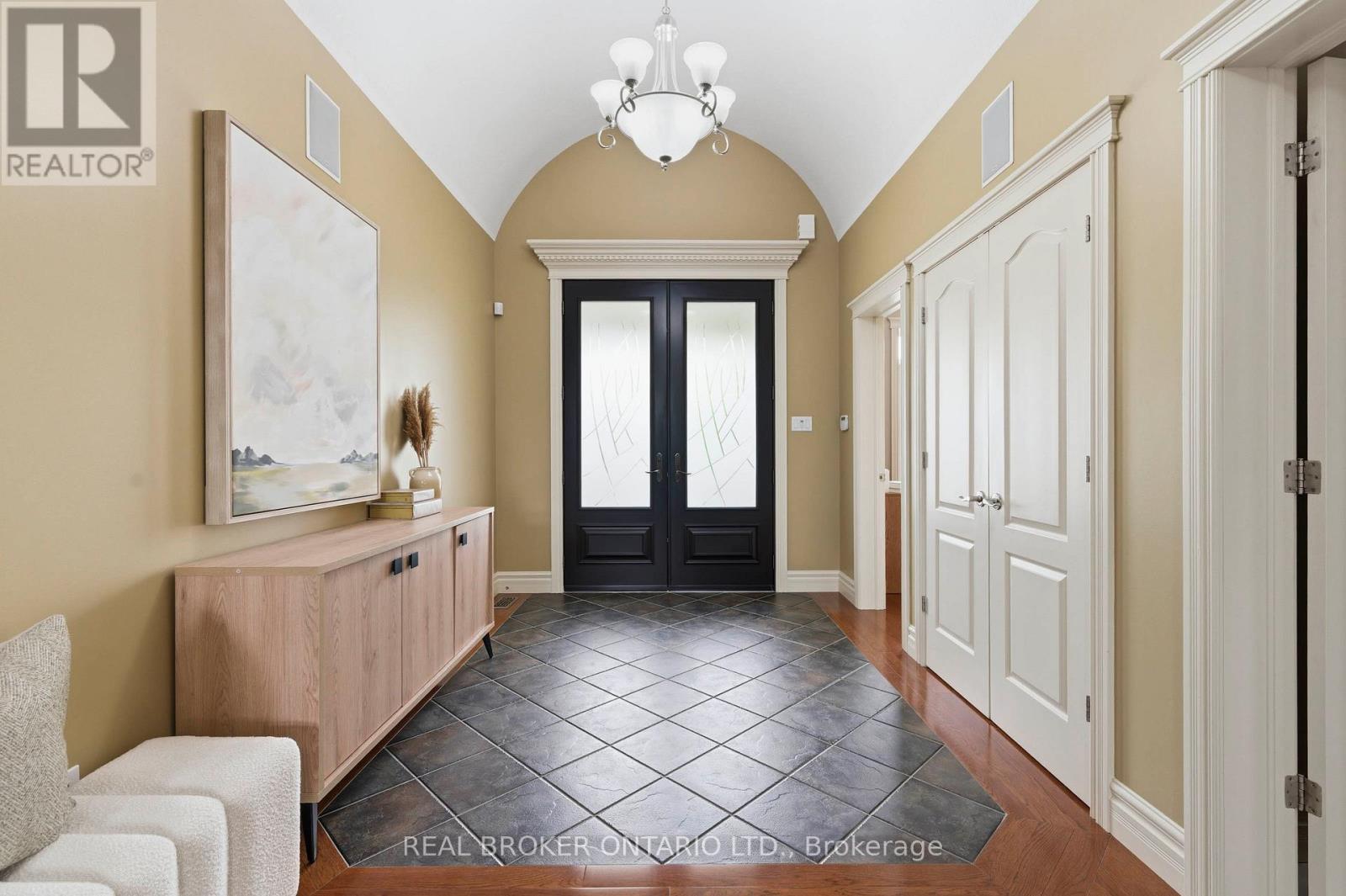 114 Pennsylvania Crescent Property Photo 4