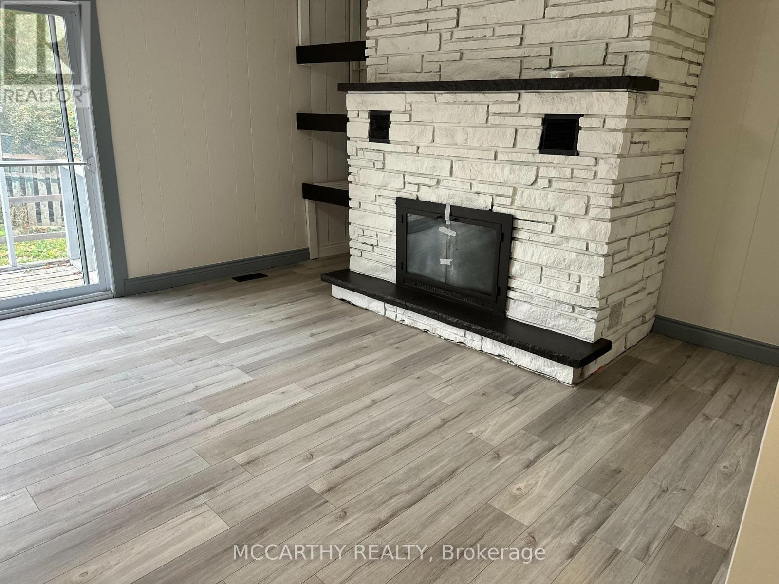 B - 644 Main Street E Property Photo 6