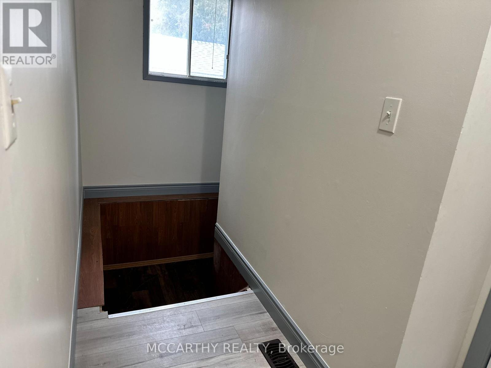 B - 644 Main Street E Property Photo 12
