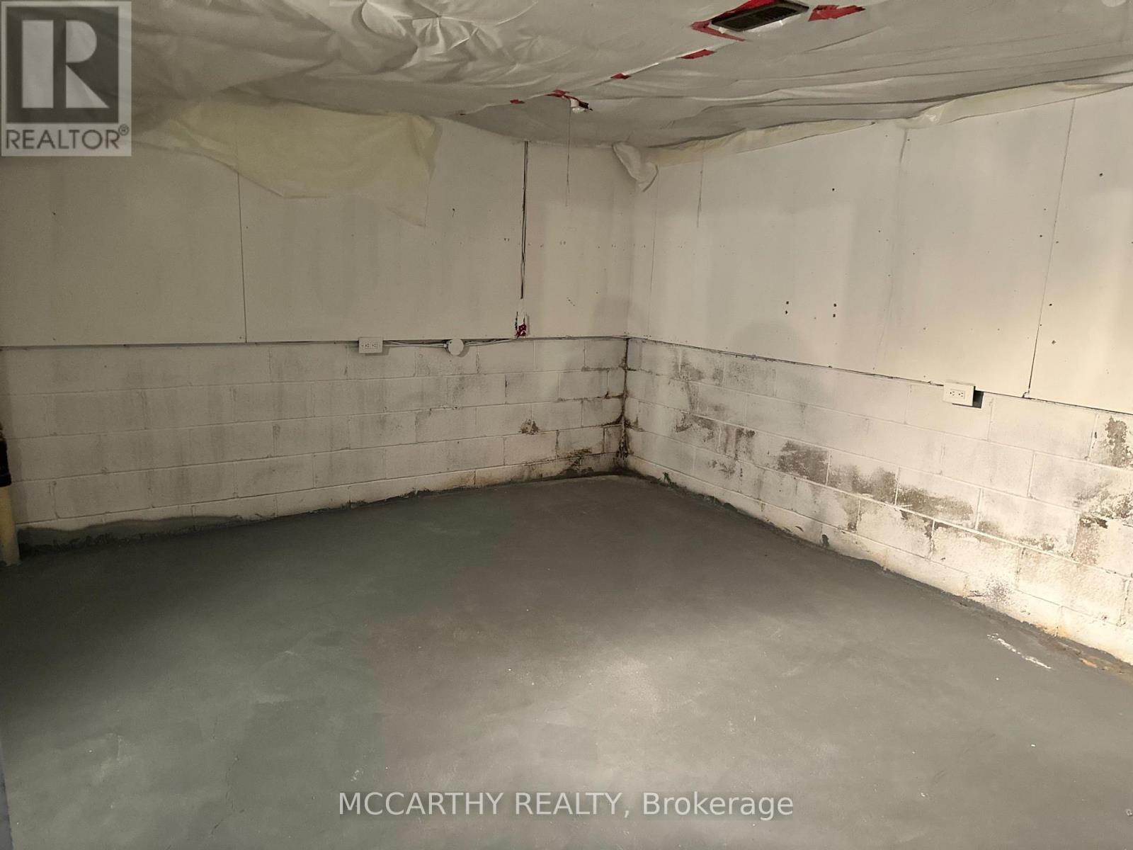 B - 644 Main Street E Property Photo 14