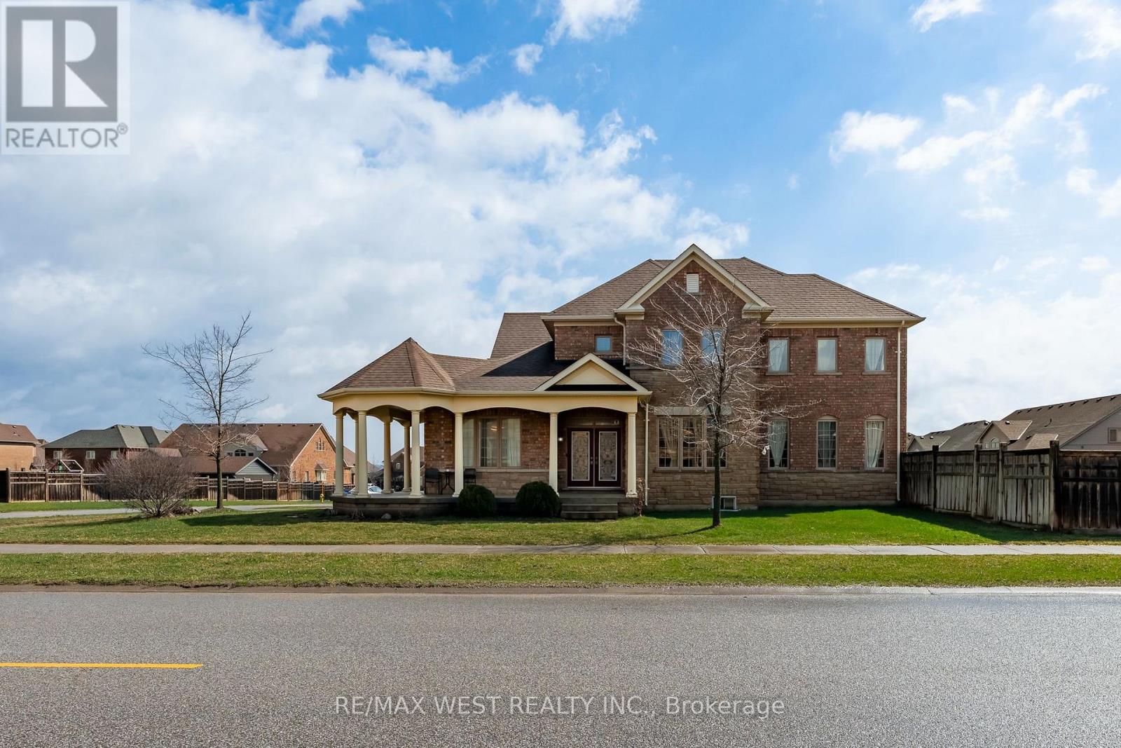 10 Stonegate Avenue Property Photo 2