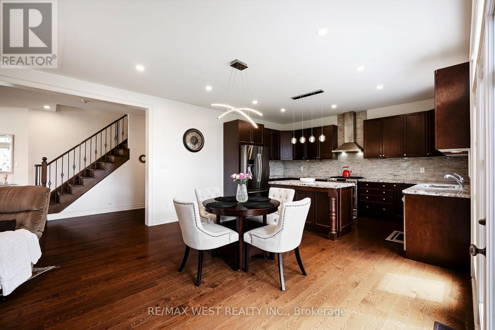 10 Stonegate Avenue Property Photo 4