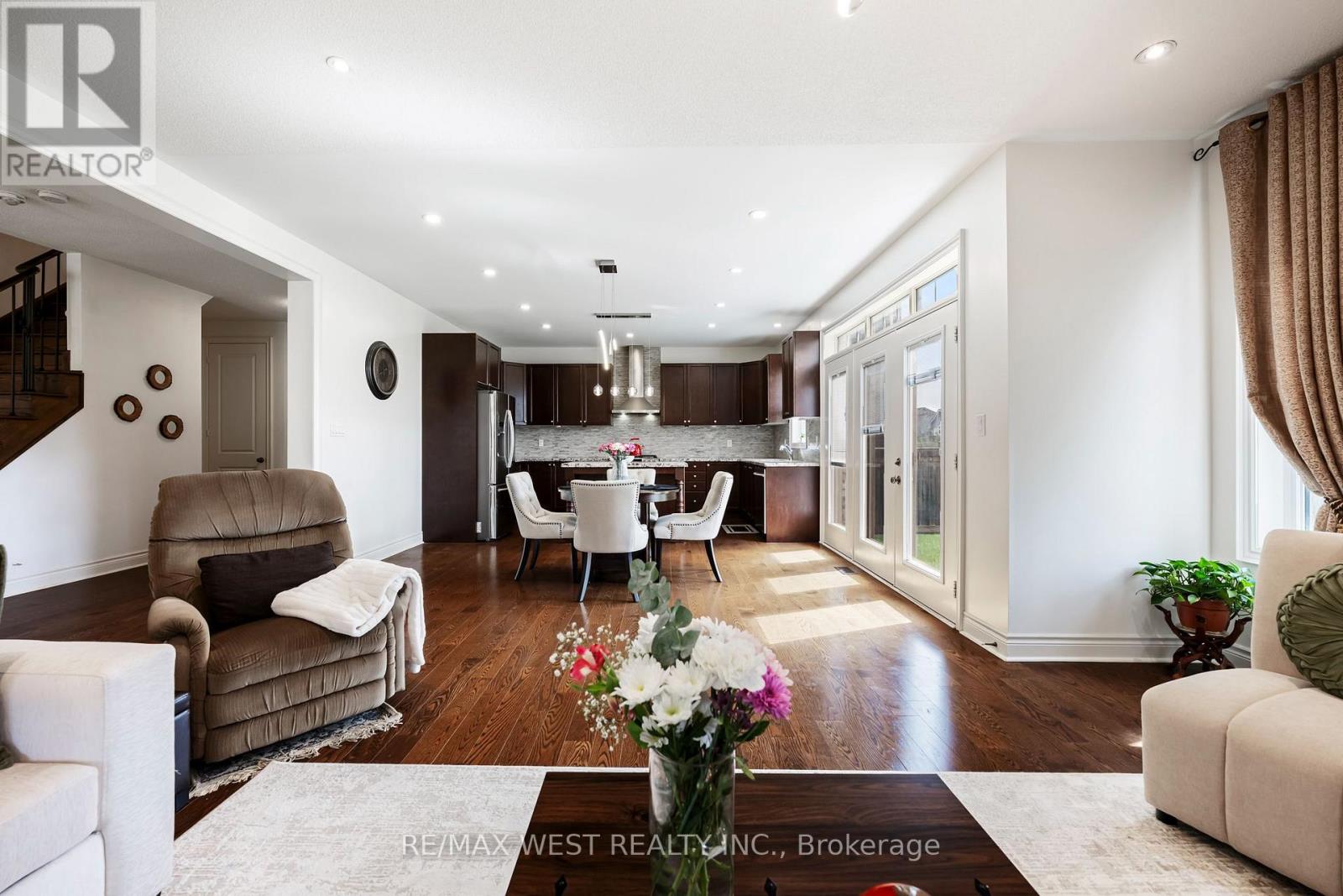 10 Stonegate Avenue Property Photo 7