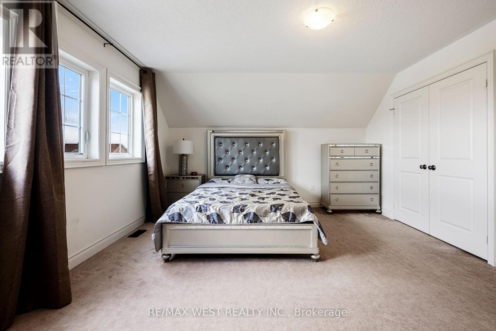 10 Stonegate Avenue Property Photo 9