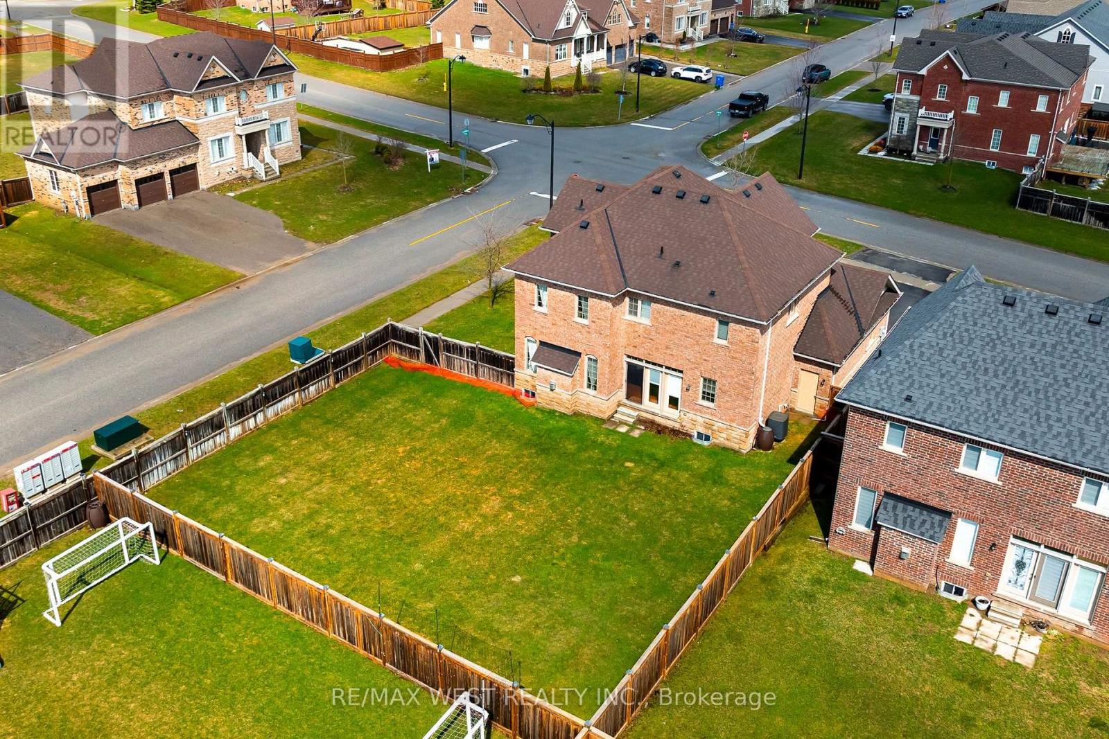 10 Stonegate Avenue Property Photo 17