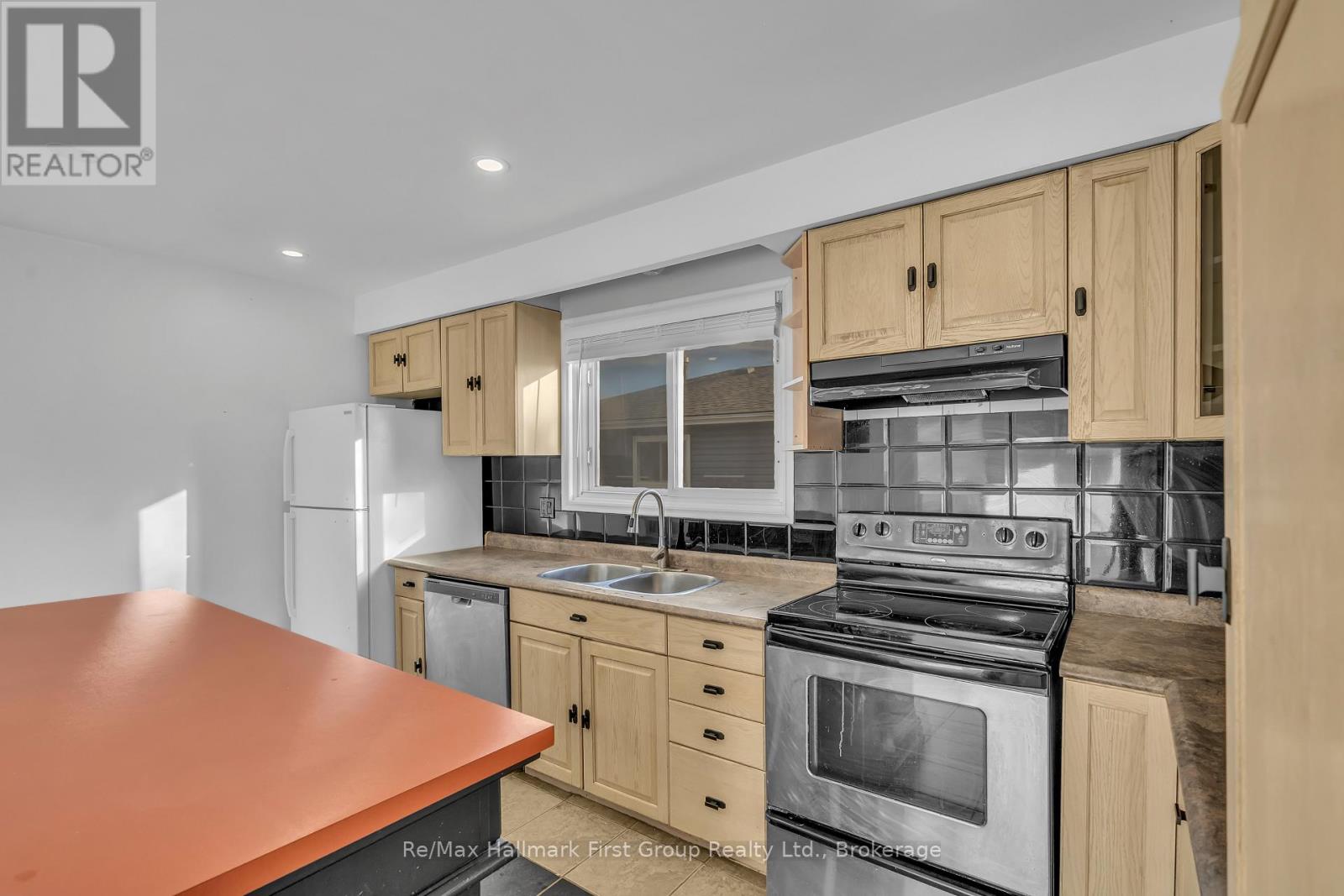 Main - 78 Commerford Street Property Photo 7