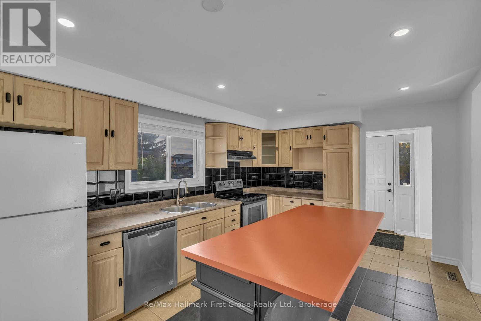 Main - 78 Commerford Street Property Photo 8