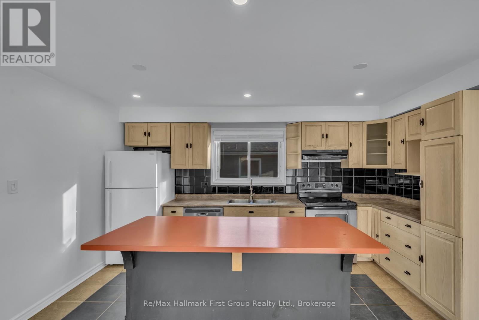 Main - 78 Commerford Street Property Photo 9