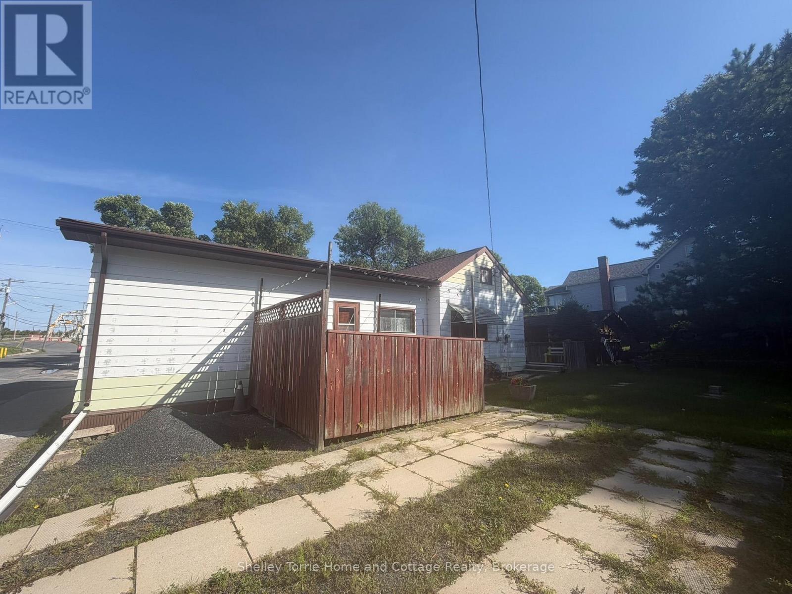 613 Front Street Property Photo 4