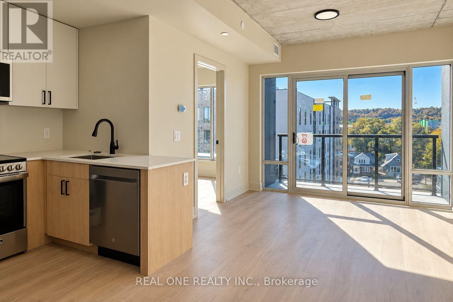 602 - 810 King Street W Property Photo 8