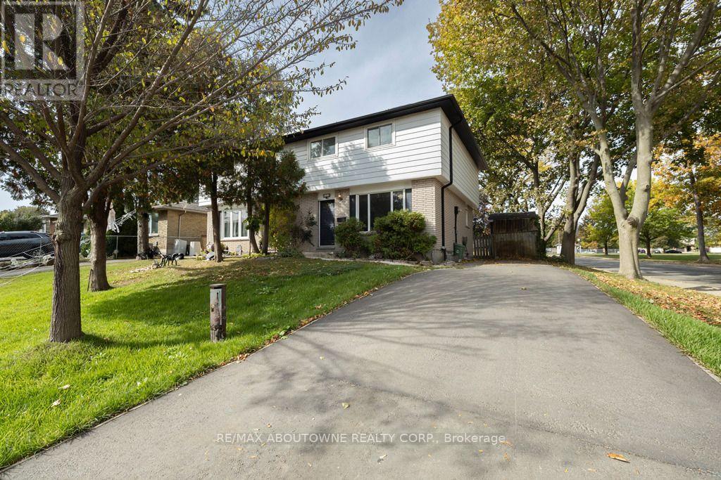 4 GLAMIS COURT Property Photo 1