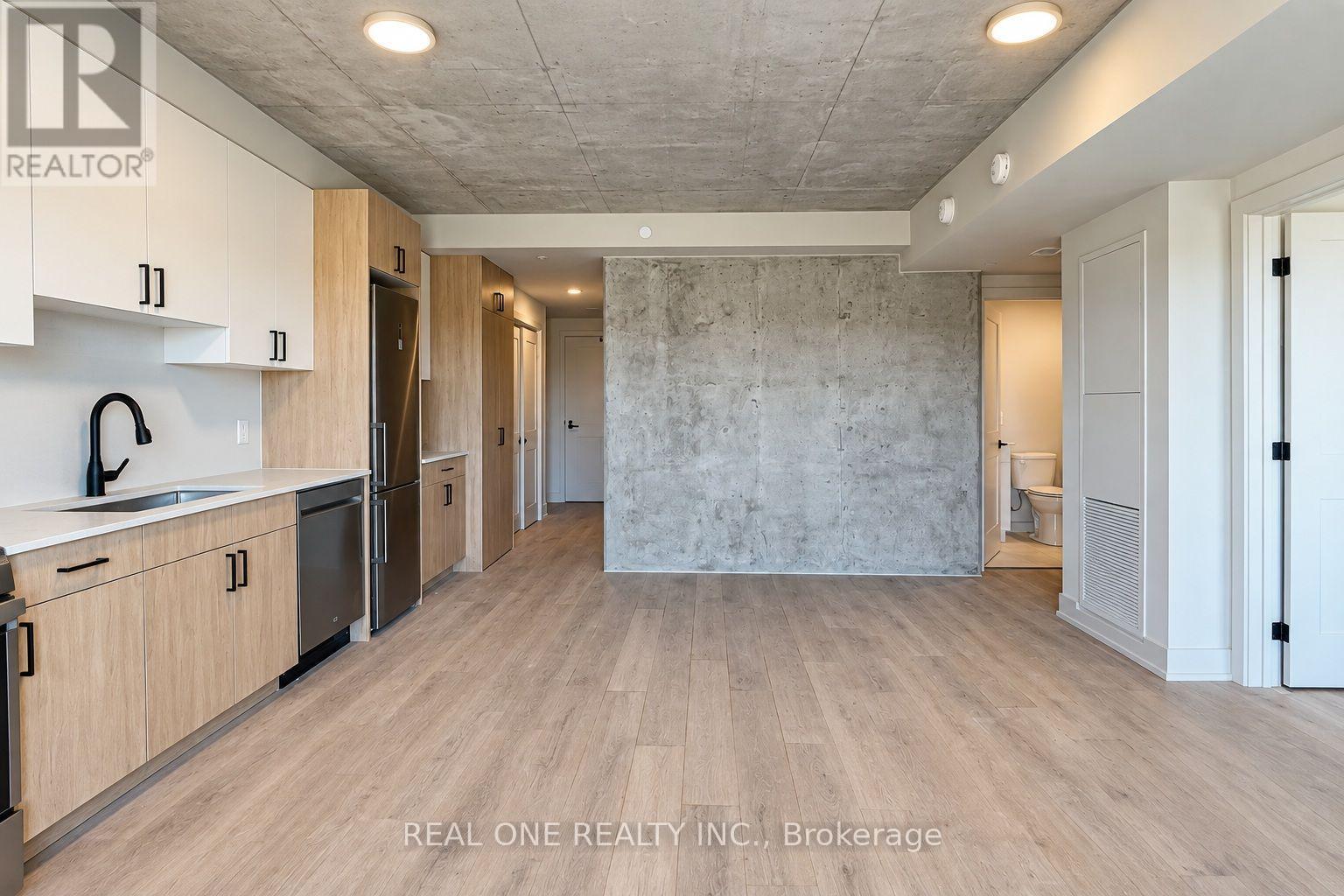 604 - 810 King Street W Property Photo 7
