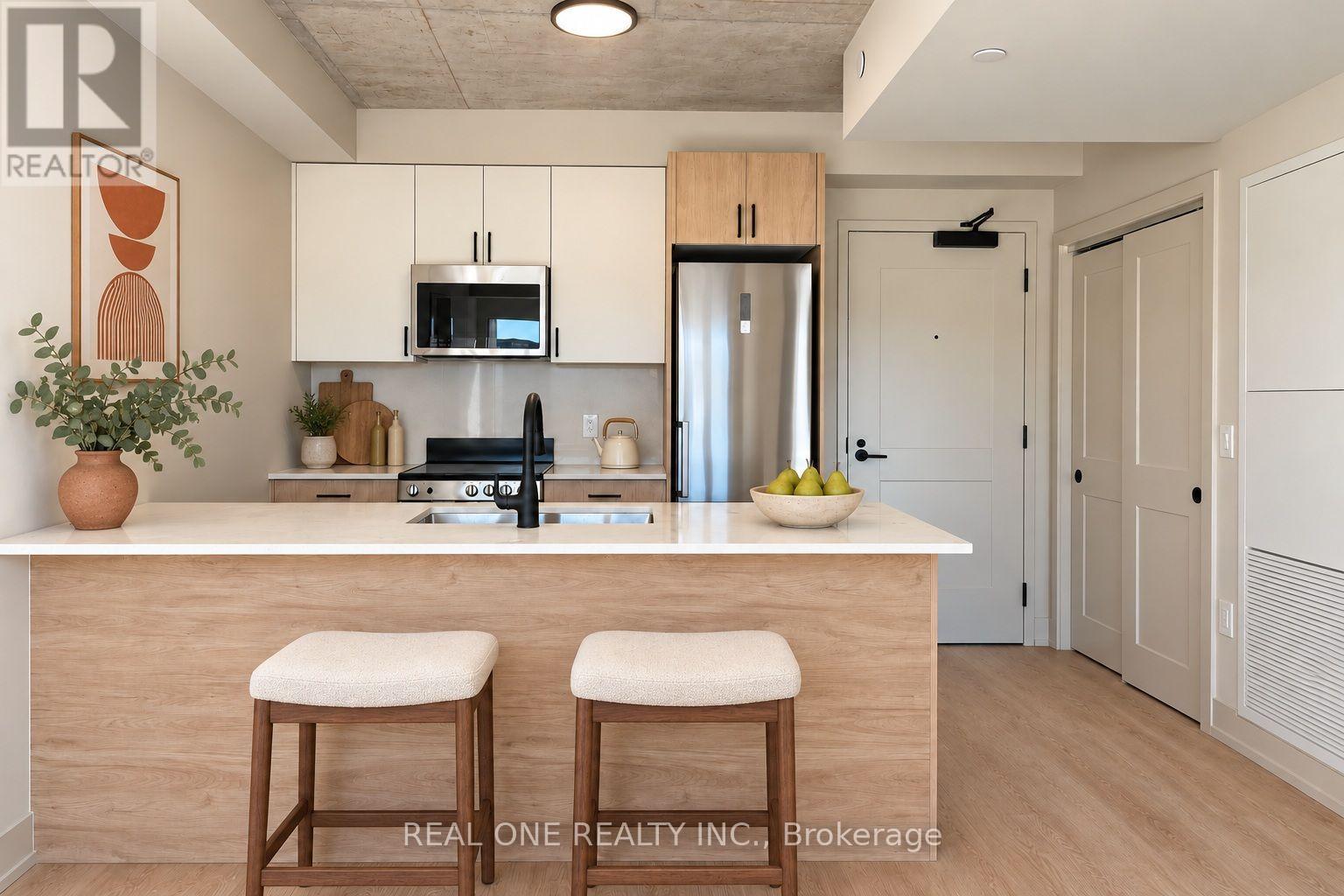 606 - 810 King Street W Property Photo 3
