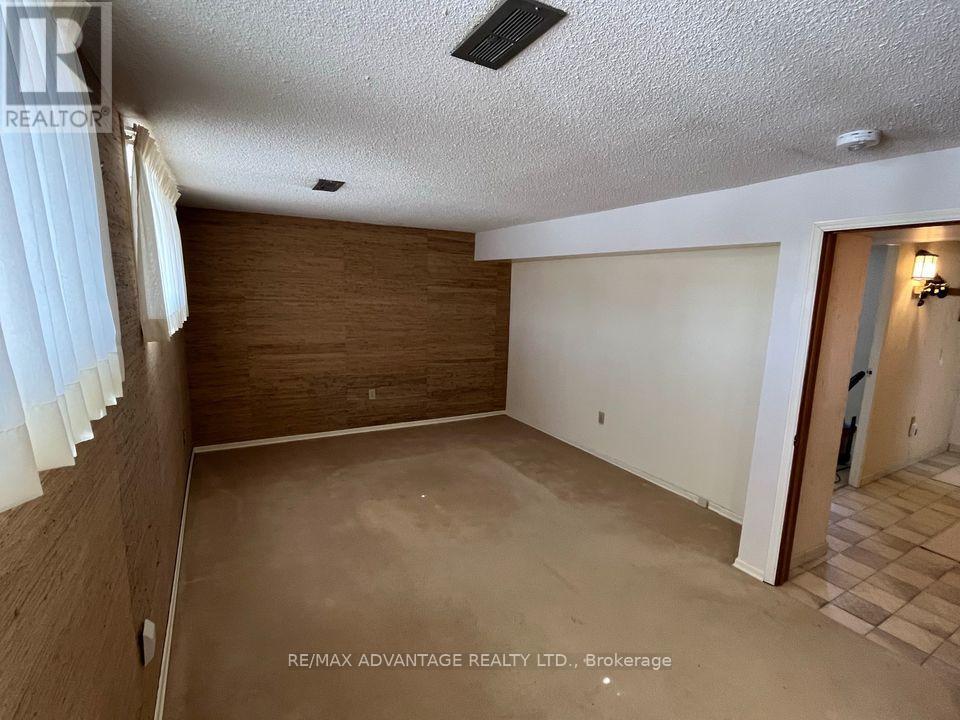 Lower - 143 Downing Crescent Property Photo 11