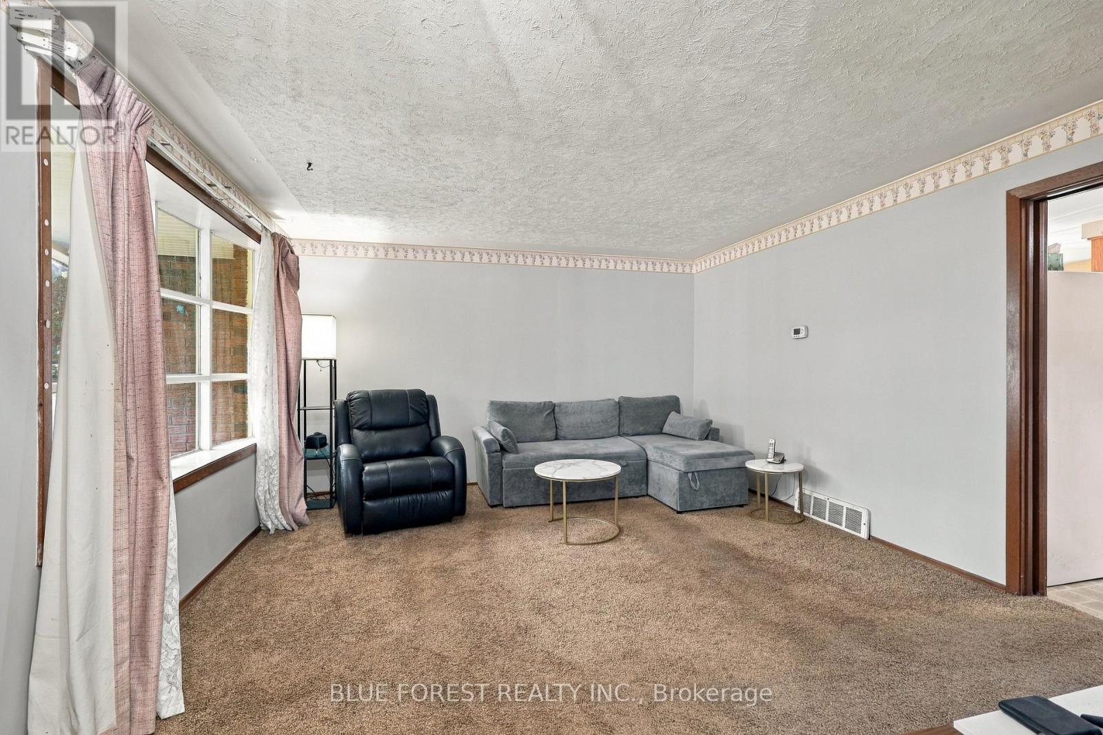 673 Galloway Crescent Property Photo 7