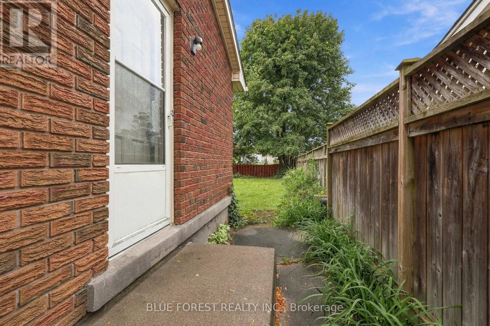 673 Galloway Crescent Property Photo 35