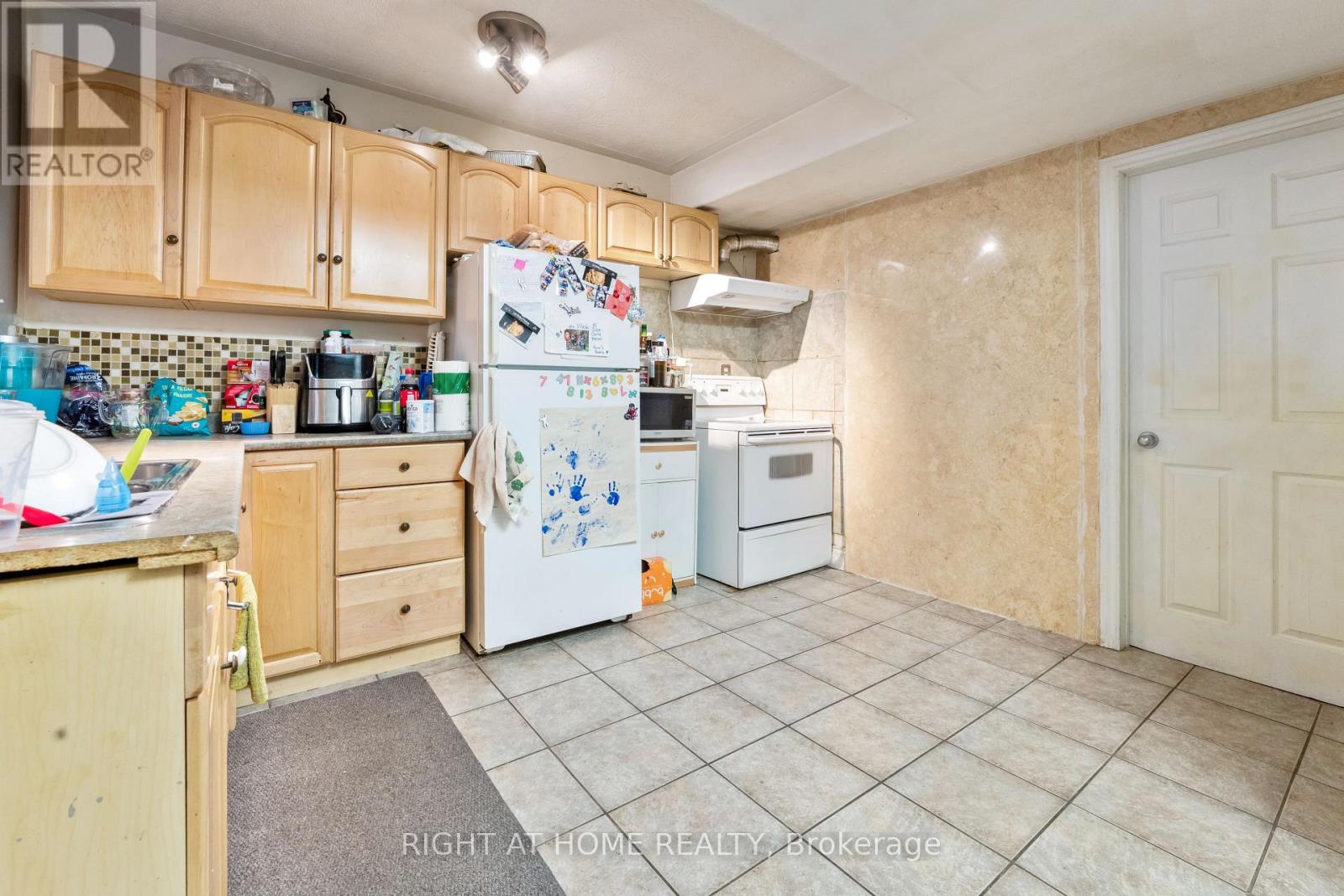 961 Main Street E Property Photo 20