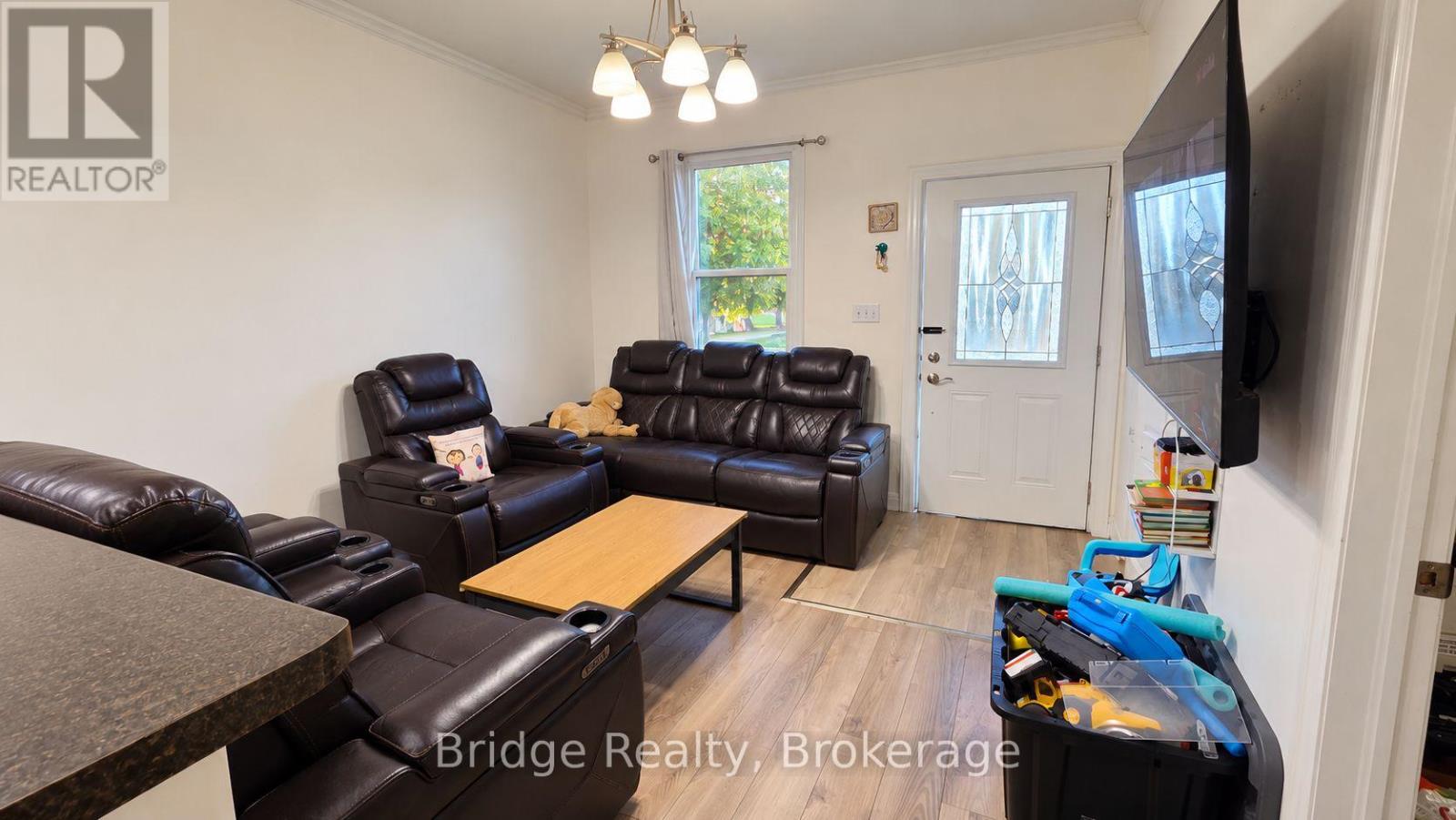 497 Simcoe Street Property Photo 4