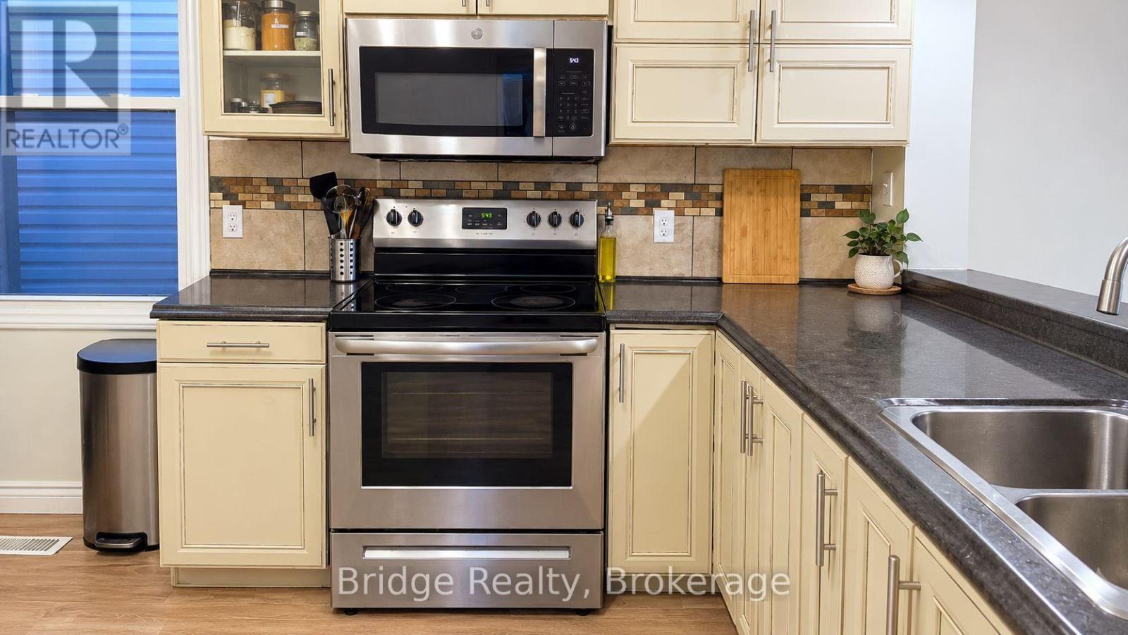497 Simcoe Street Property Photo 7