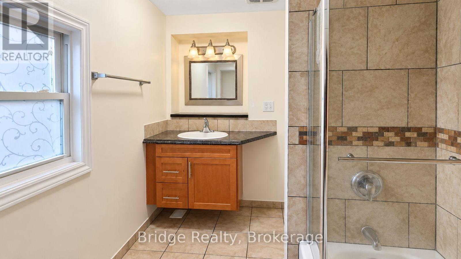 497 Simcoe Street Property Photo 14