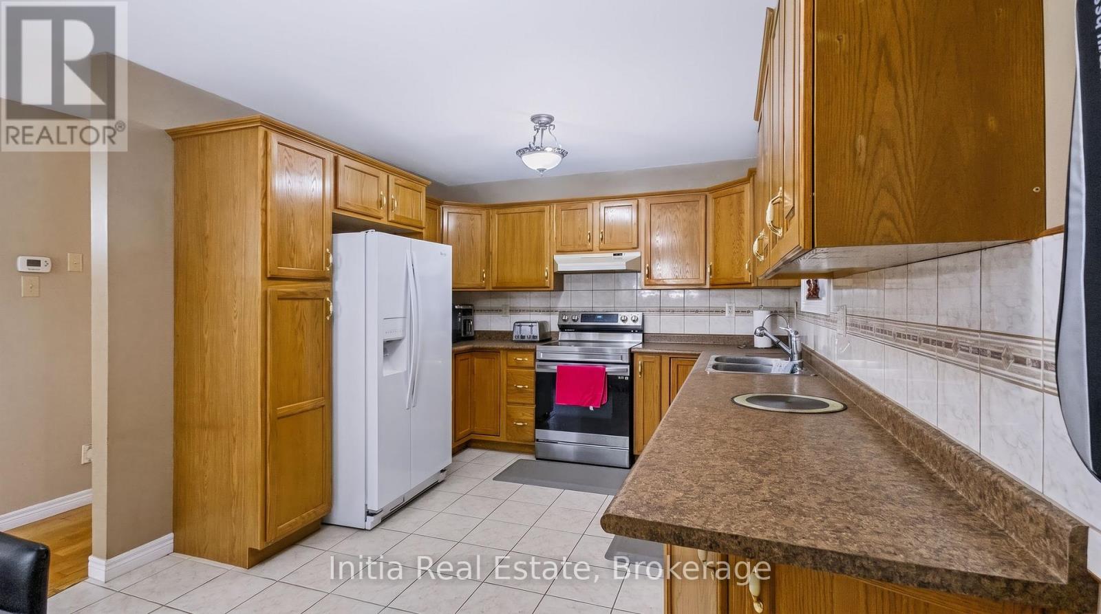 726 Sandison Street N Property Photo 8