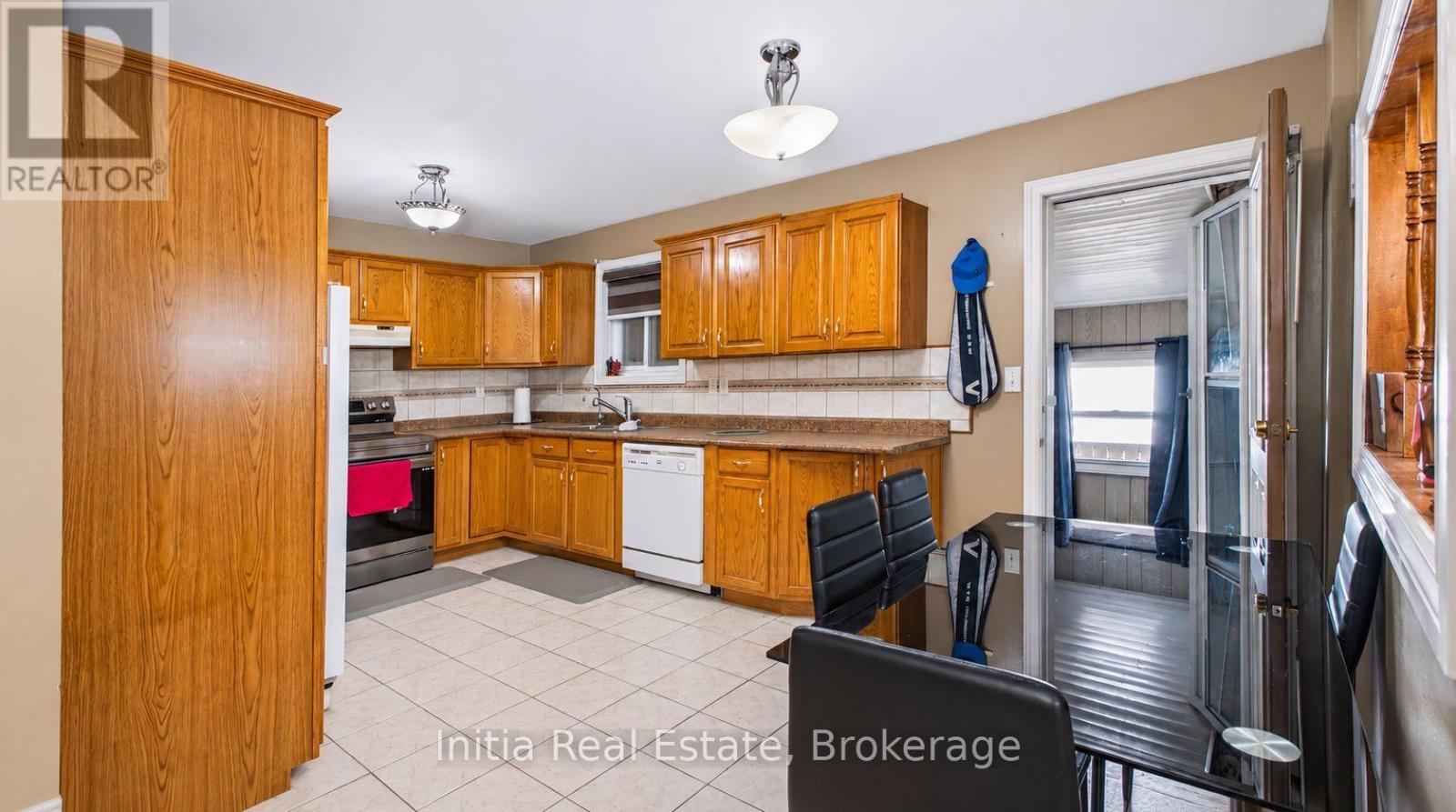 726 Sandison Street N Property Photo 11