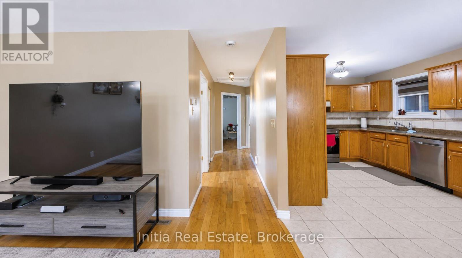 726 Sandison Street N Property Photo 12