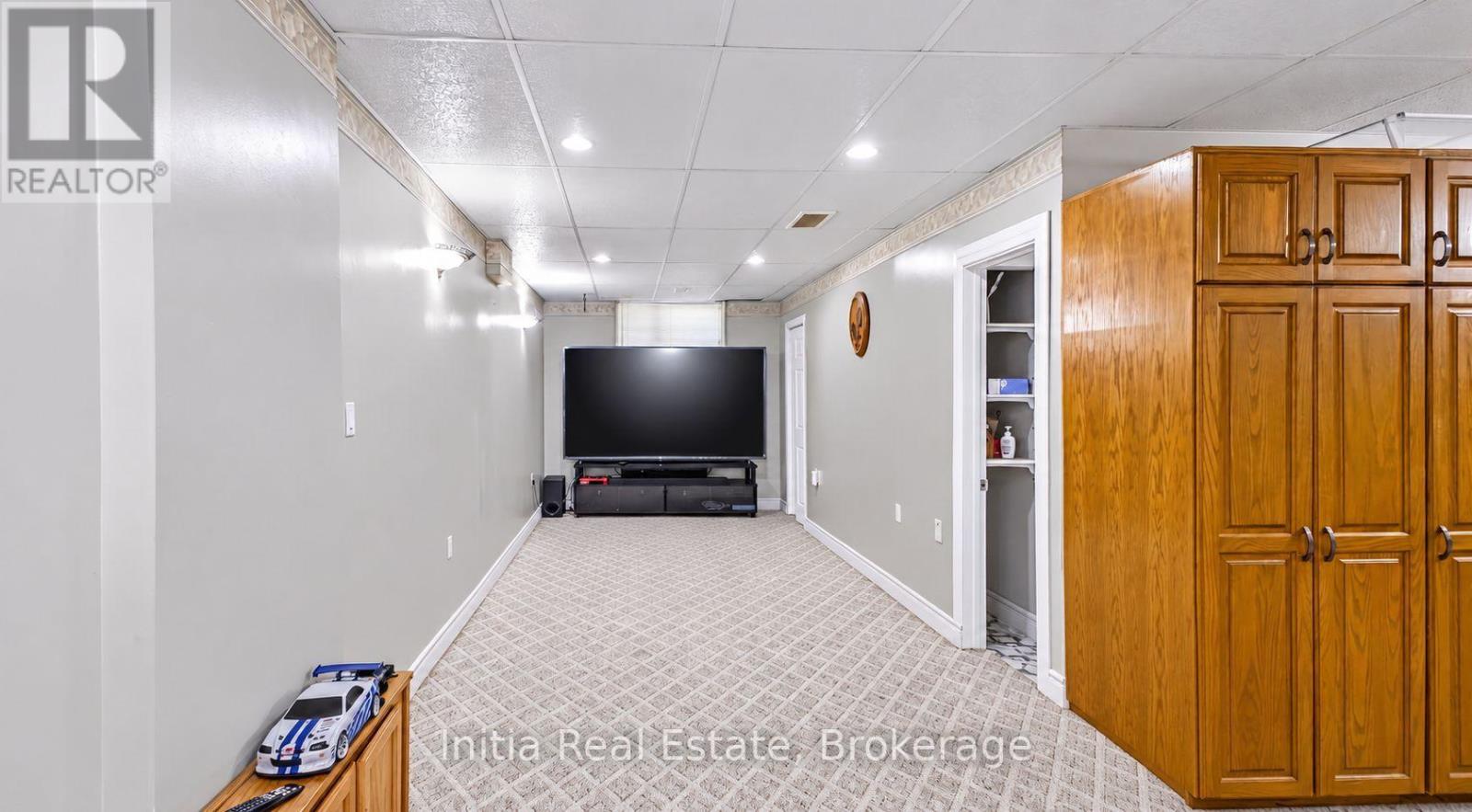 726 Sandison Street N Property Photo 28