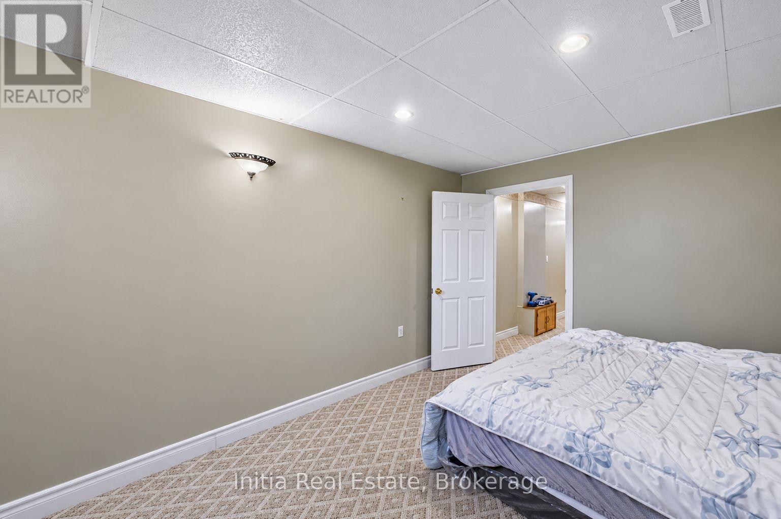 726 Sandison Street N Property Photo 35