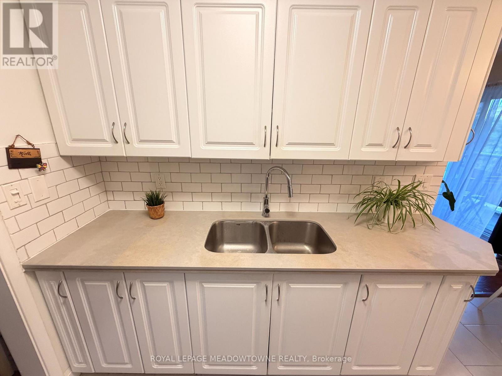 411 - 11 Woodman Drive Property Photo 12