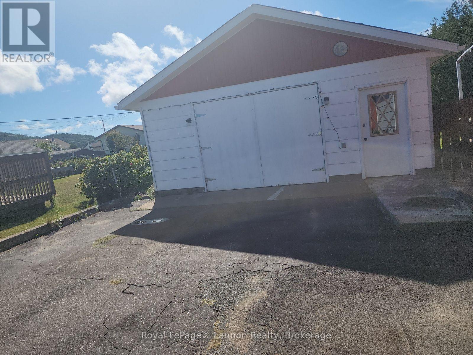 306 Walker Street E Property Photo 3