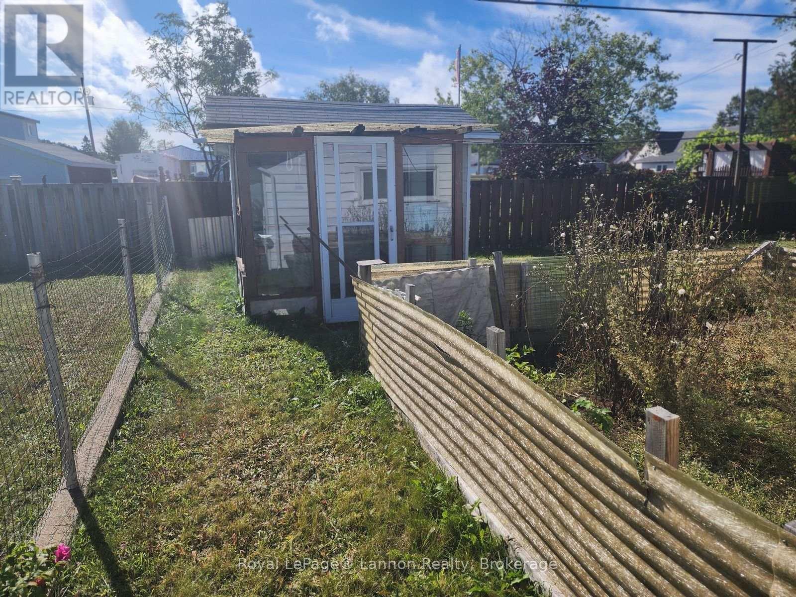 306 Walker Street E Property Photo 4