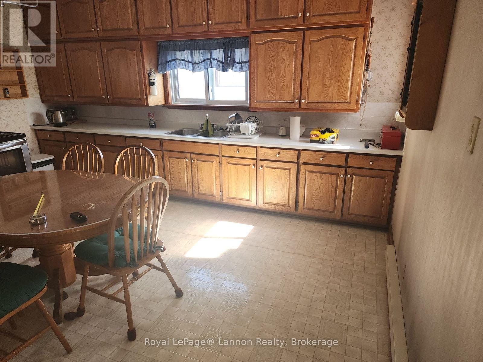 306 Walker Street E Property Photo 5
