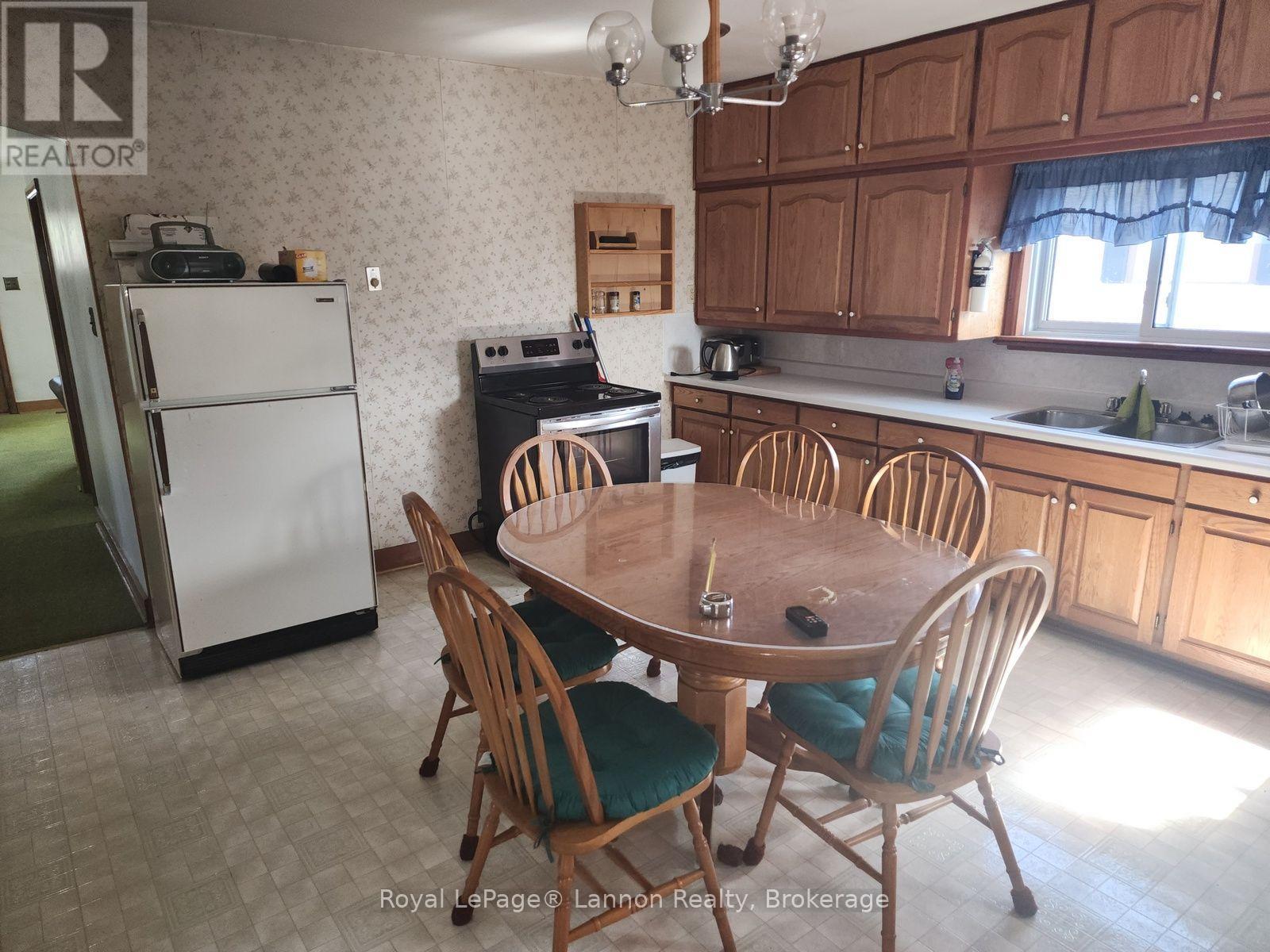 306 Walker Street E Property Photo 6