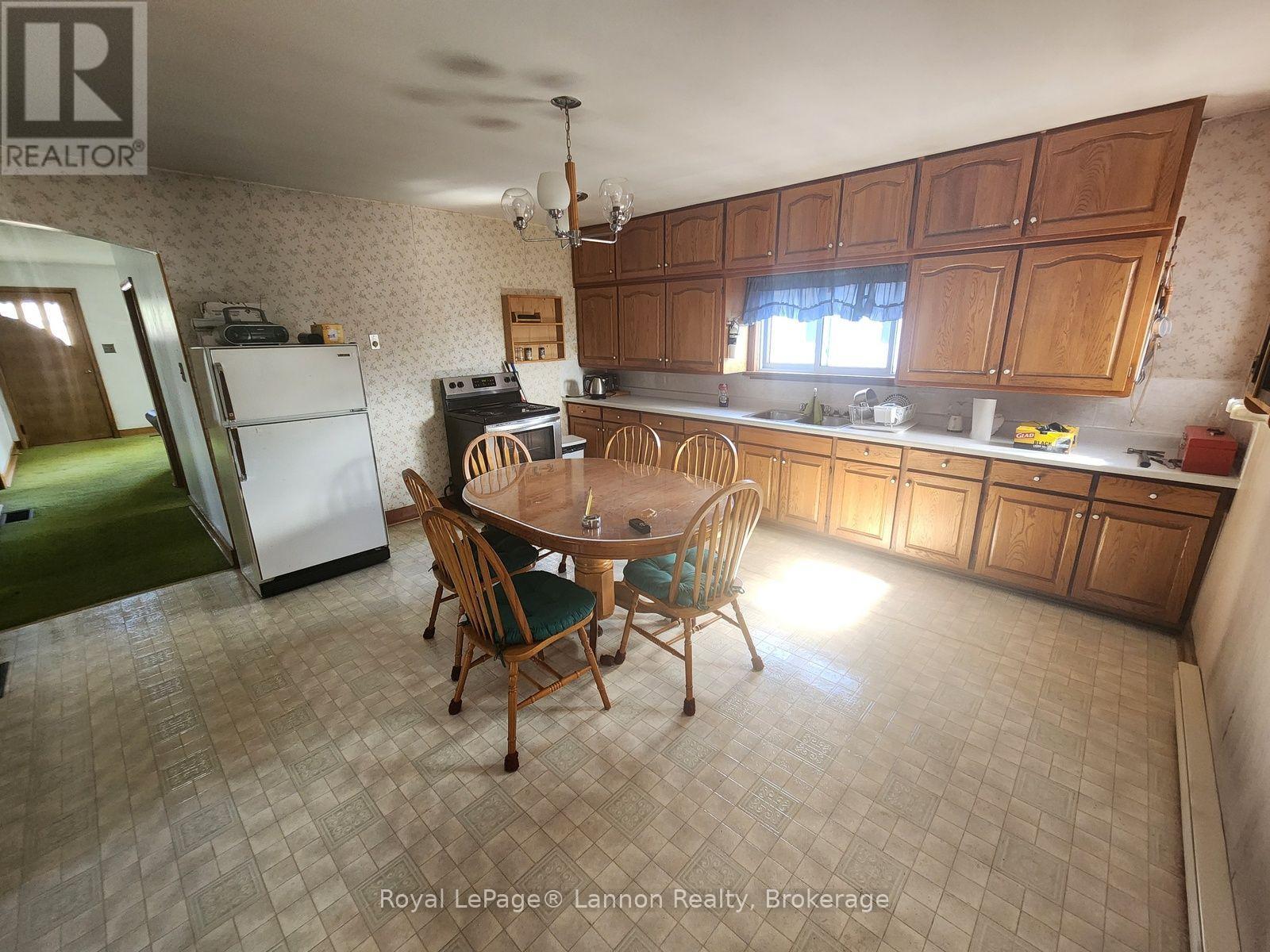 306 Walker Street E Property Photo 7