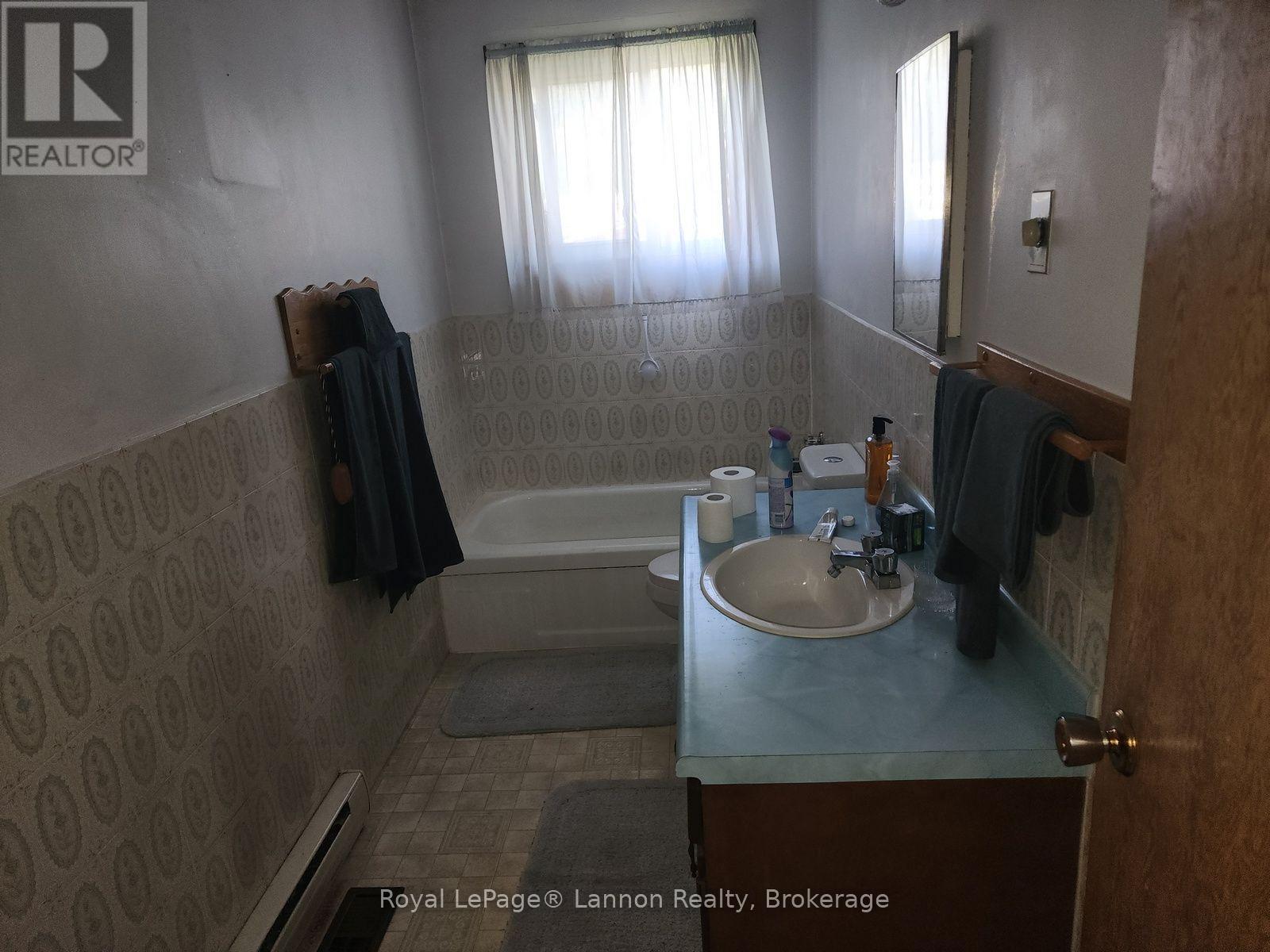 306 Walker Street E Property Photo 8