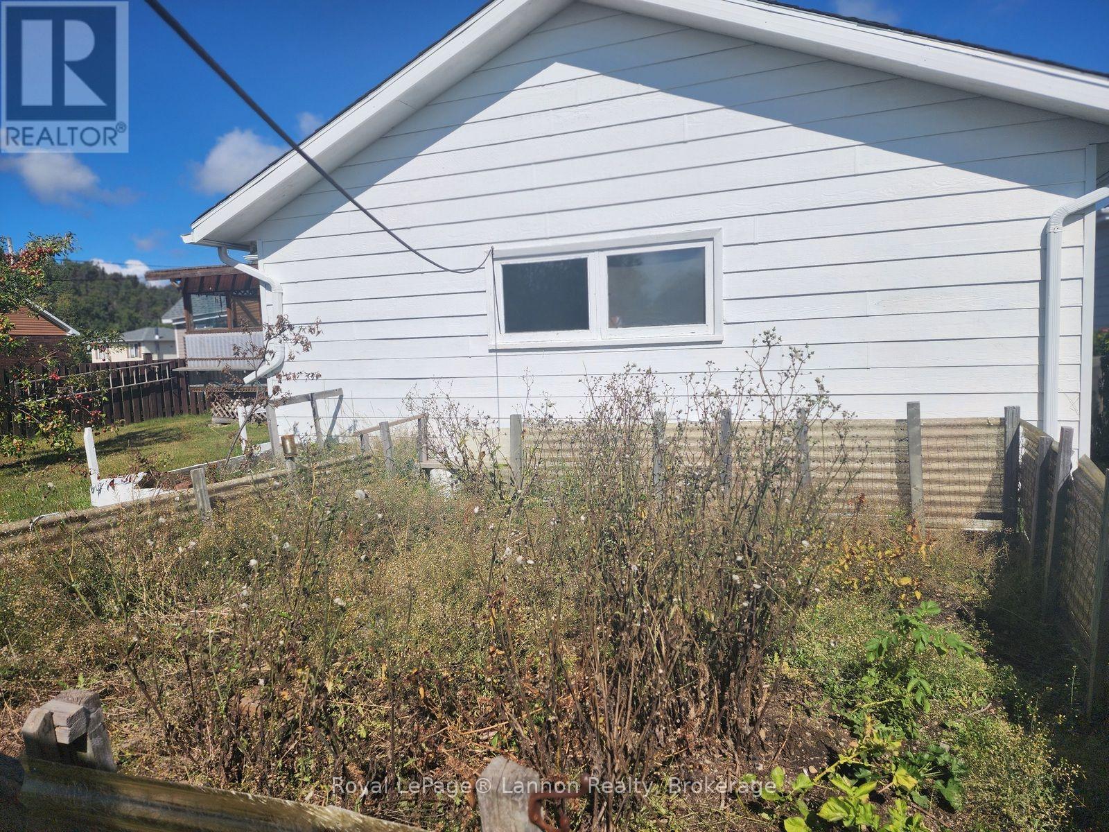 306 Walker Street E Property Photo 36