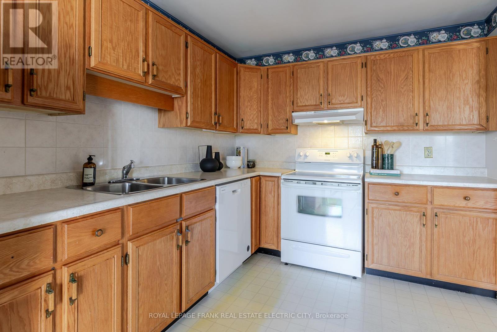 30 - 36 Champlain Crescent Property Photo 14