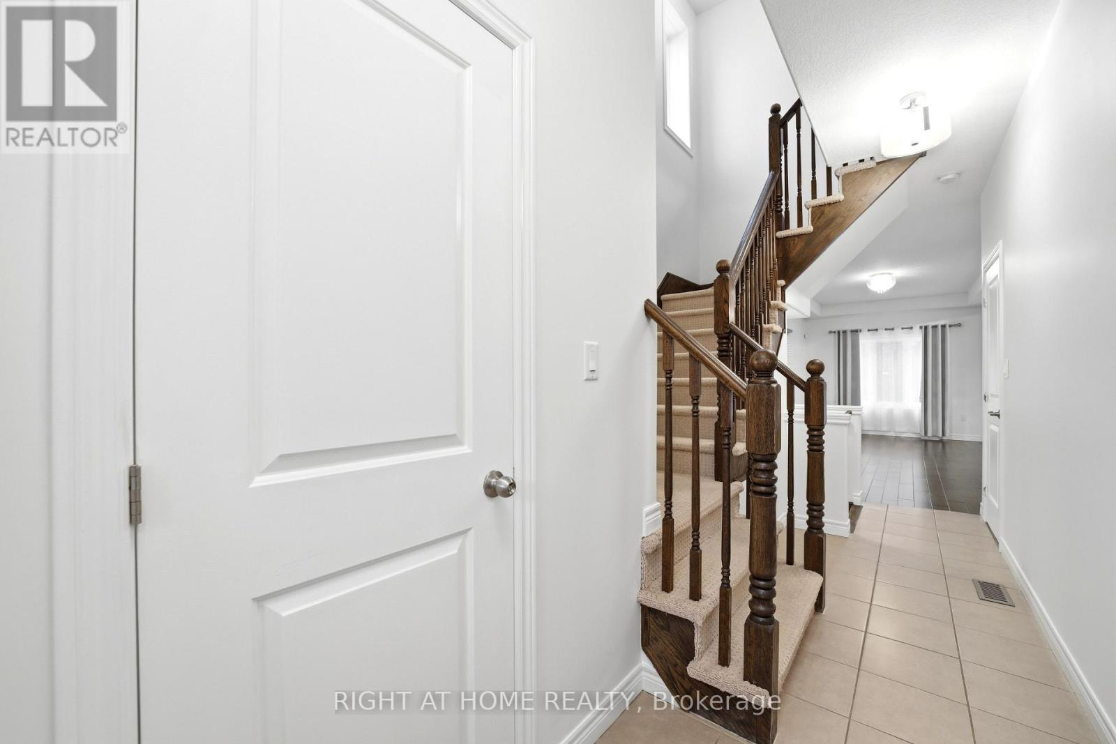 32 Rolling Lane Property Photo 4