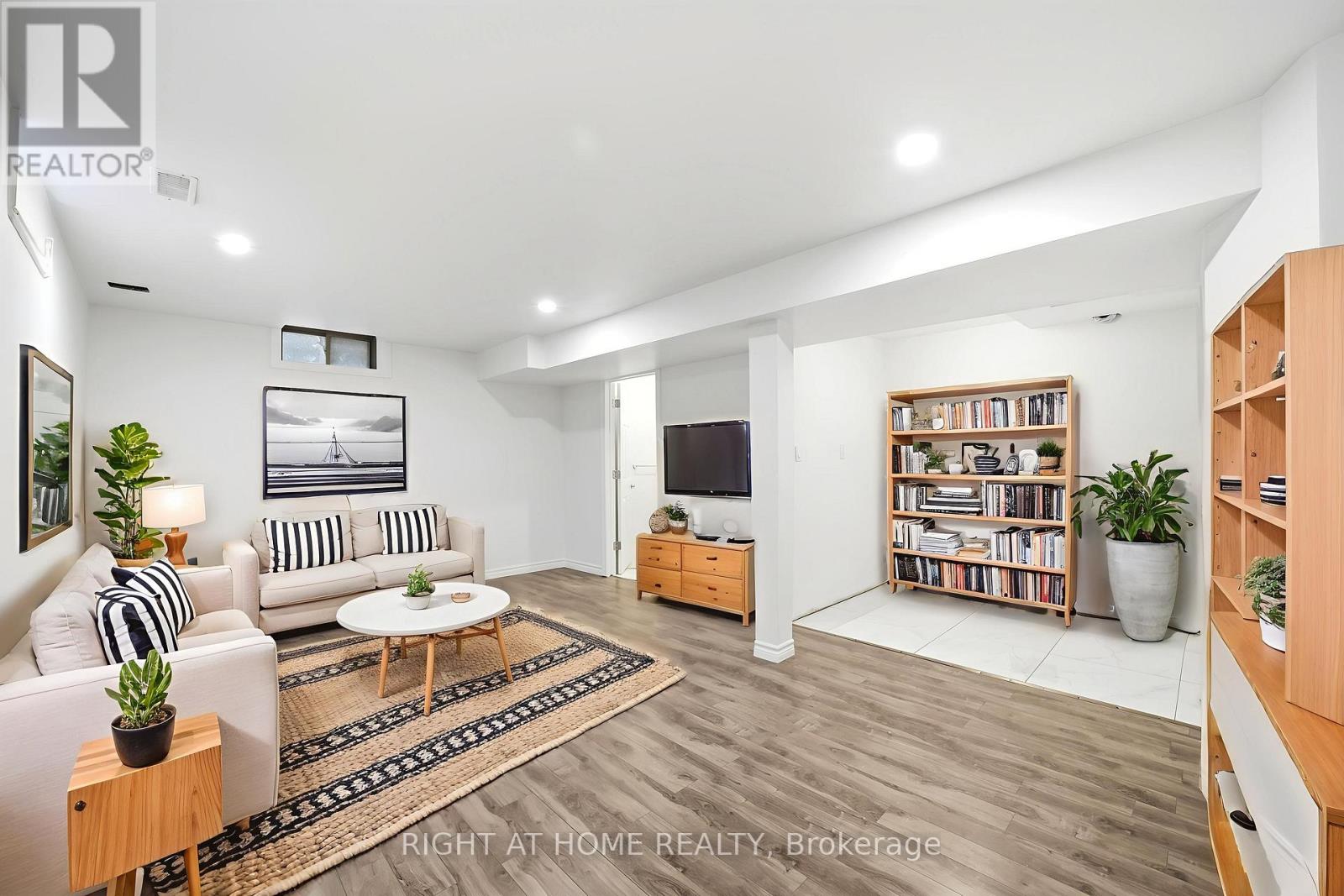 32 Rolling Lane Property Photo 35