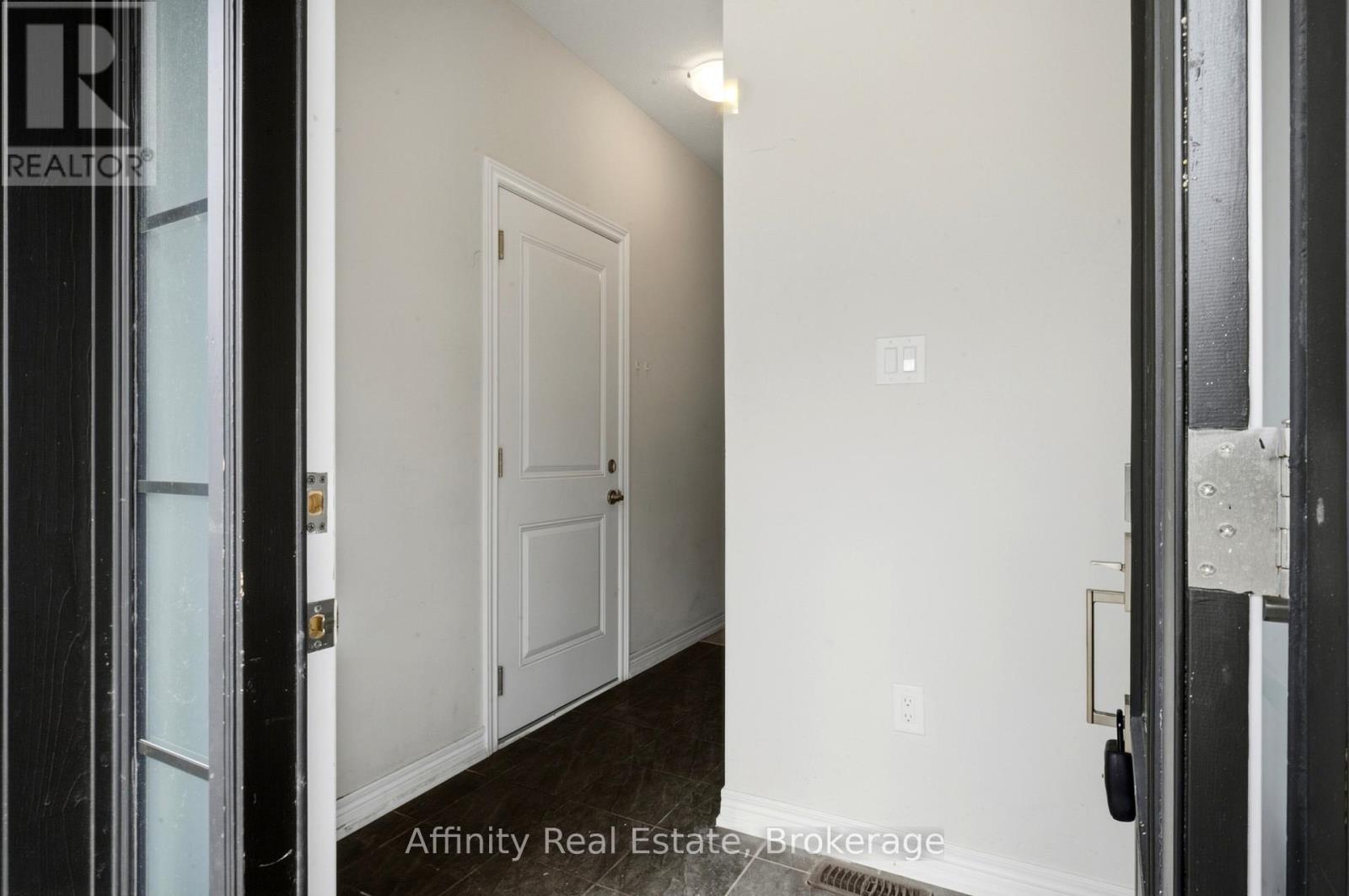 32 - 10 Birmingham Drive Property Photo 6