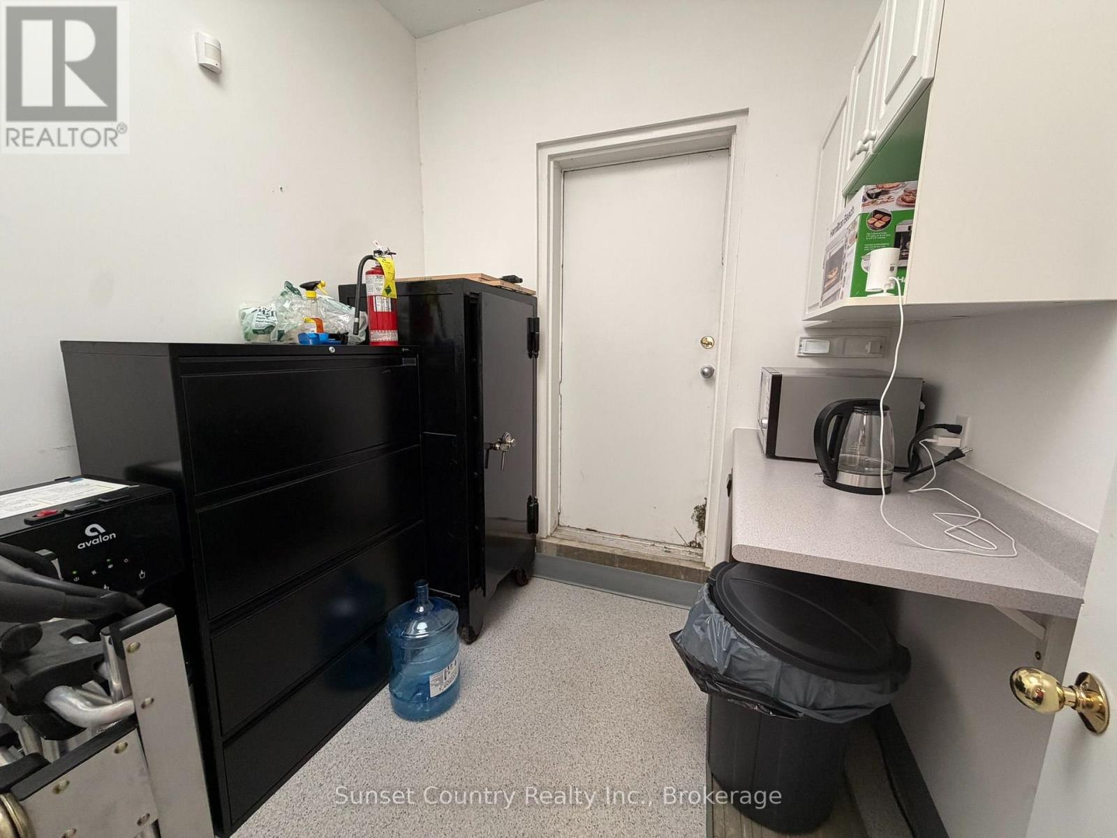 51 Whyte Avenue Property Photo 10