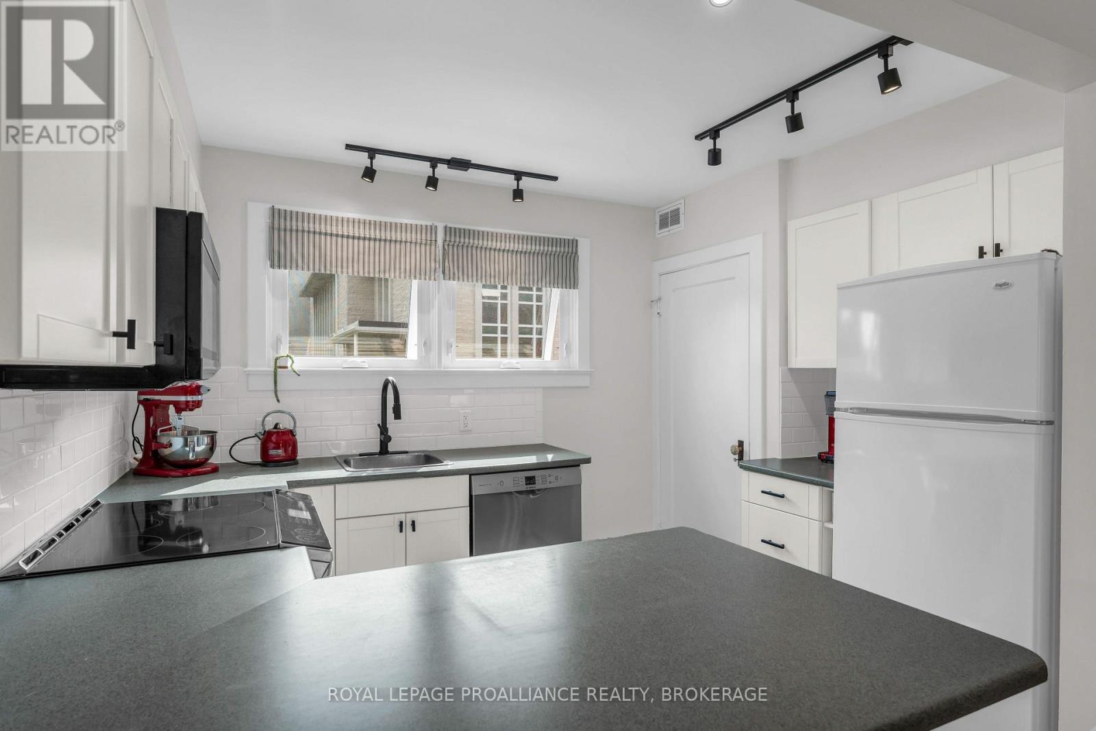640 Brock Street Property Photo 12