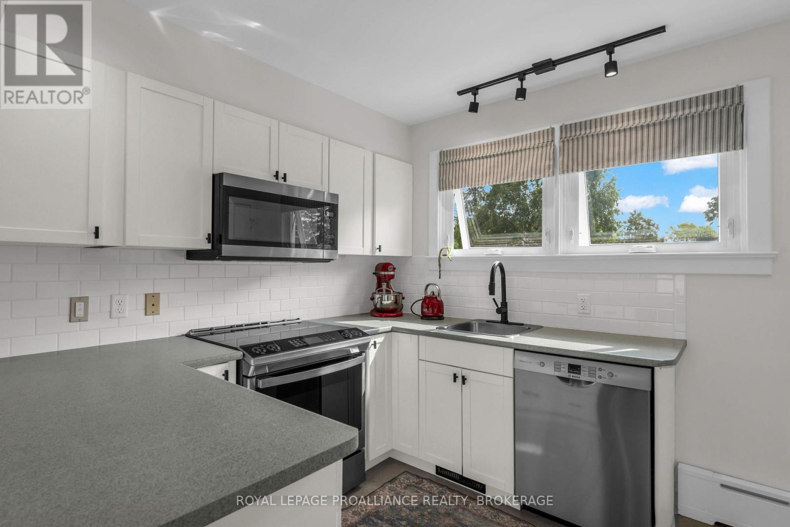 640 Brock Street Property Photo 13
